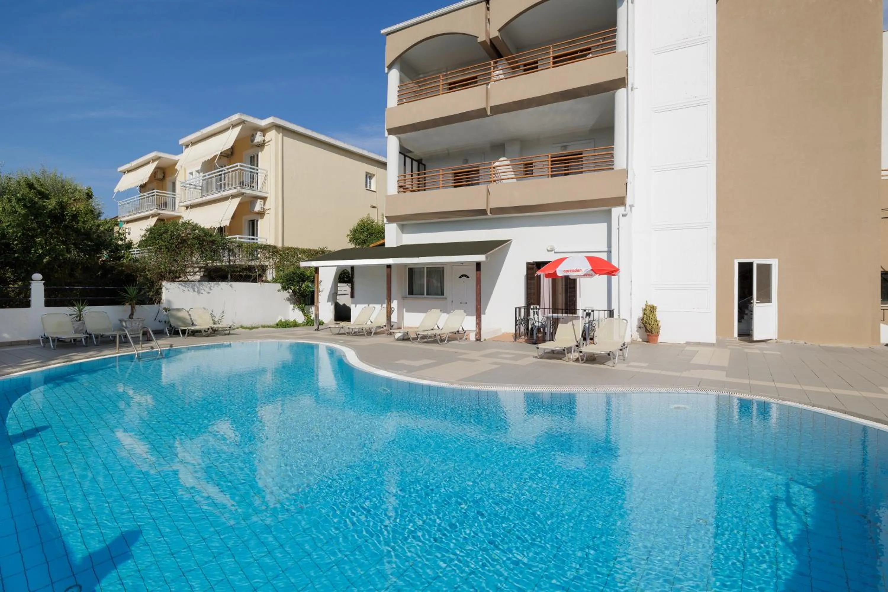Swimming pool in Louvre Hotel