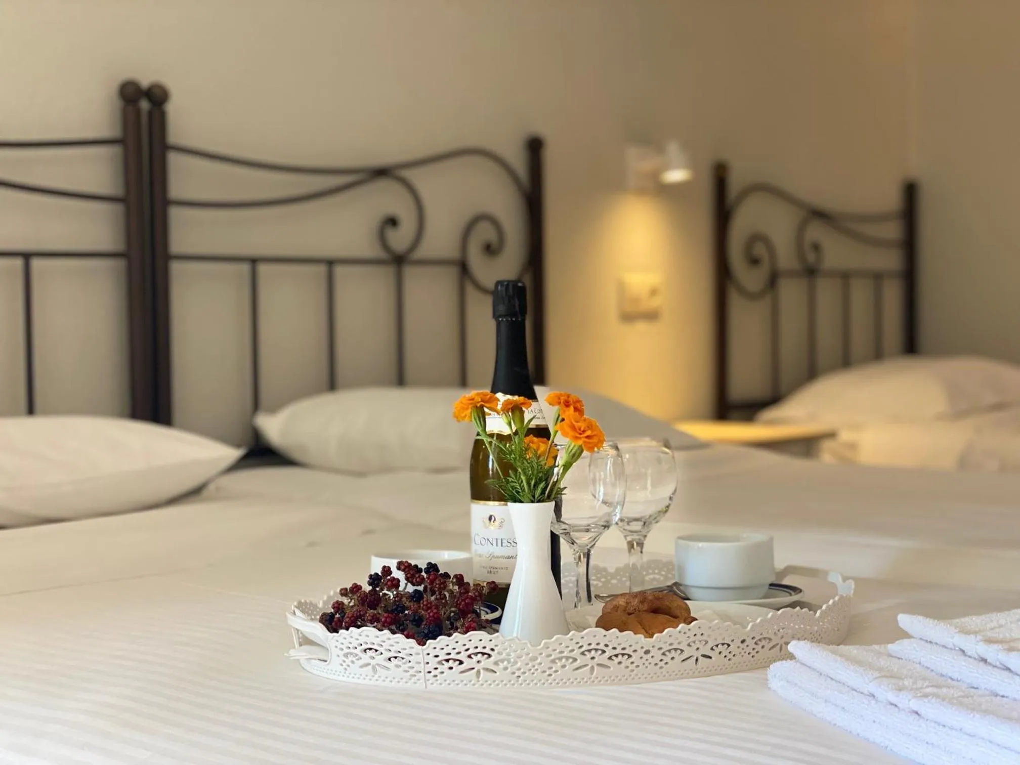 Bedroom, Bed in Louvre Hotel