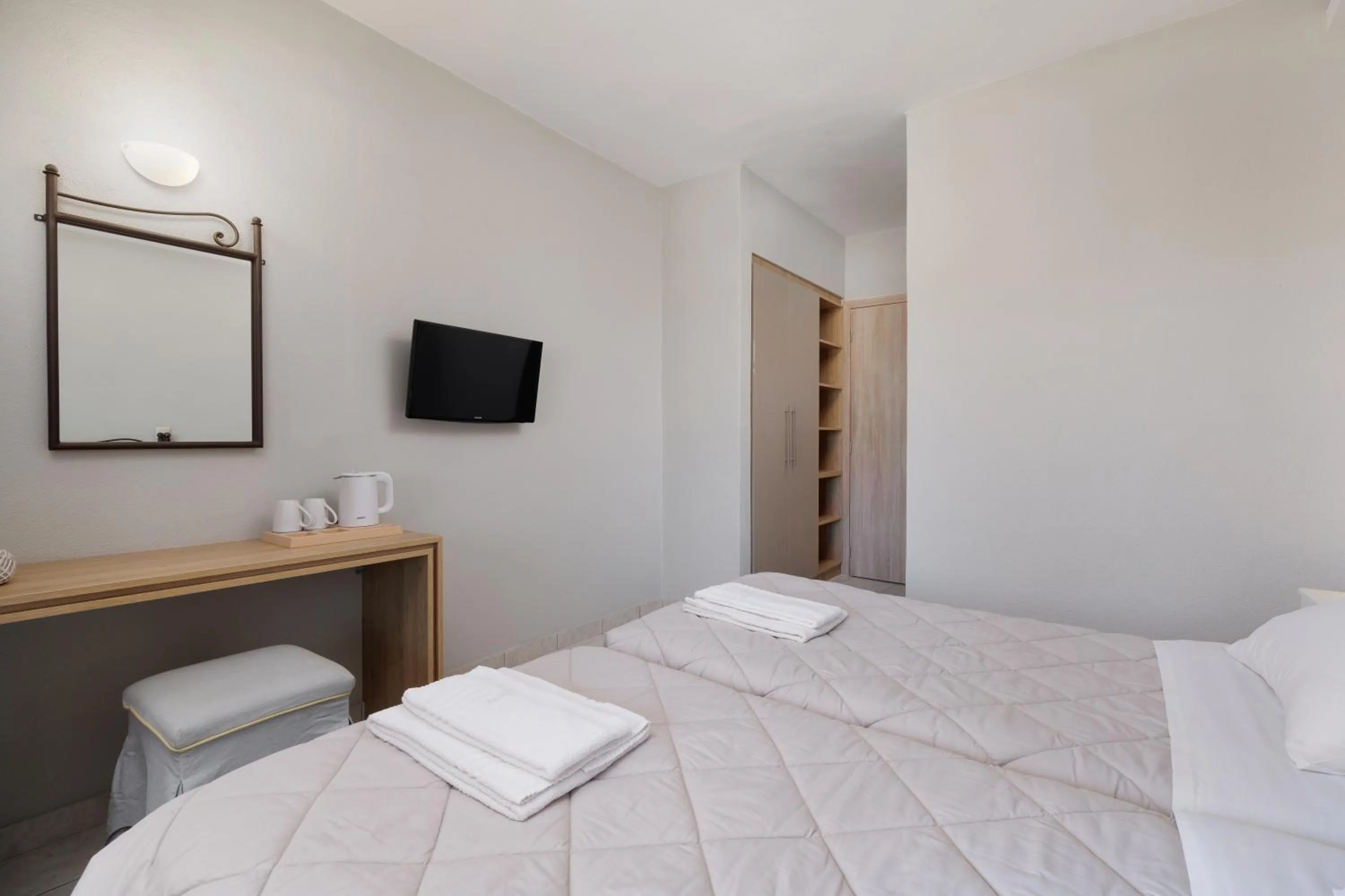 Bedroom, Bed in Louvre Hotel