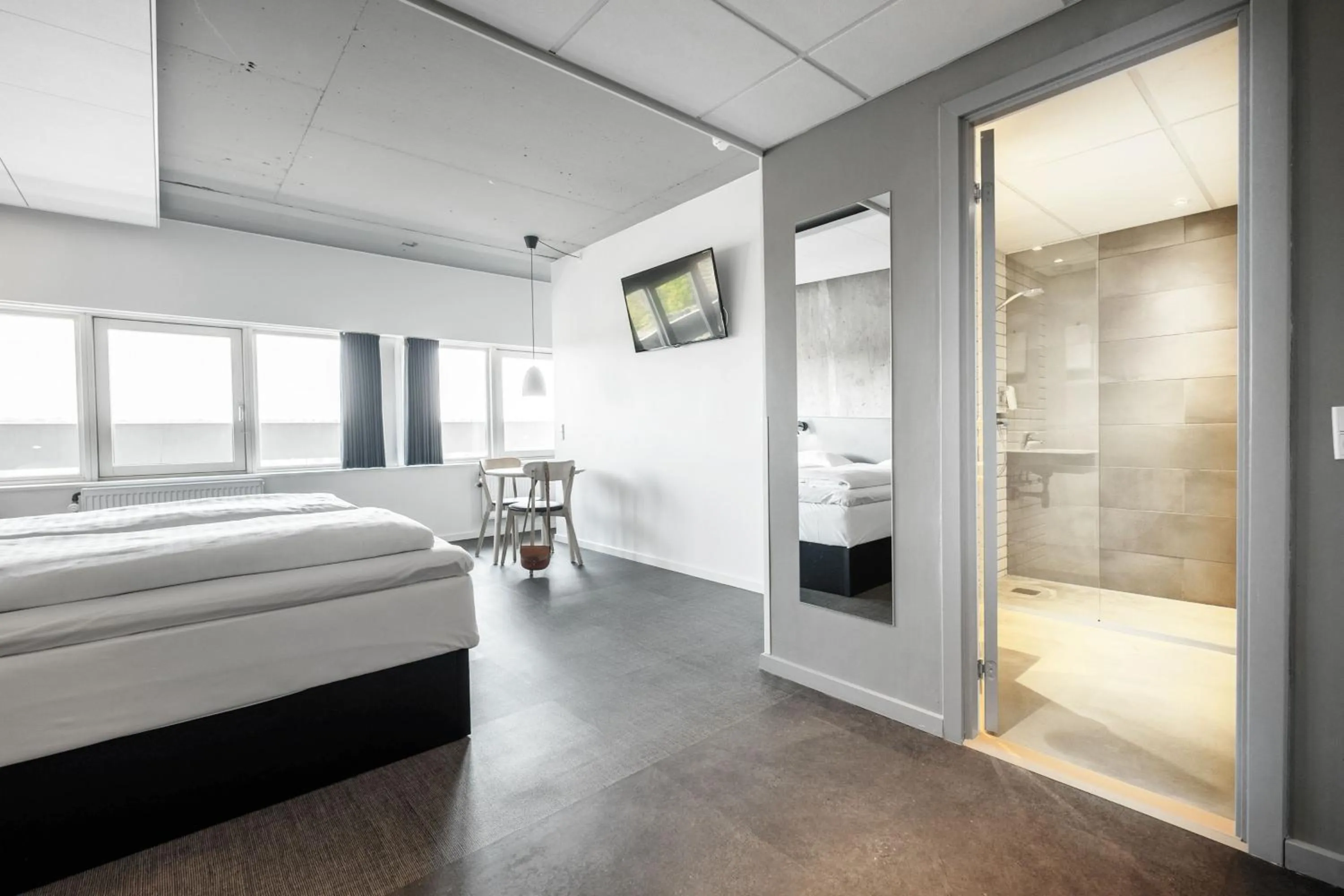 Photo of the whole room, Bed in Four Points Flex by Sheraton Aarhus Viby