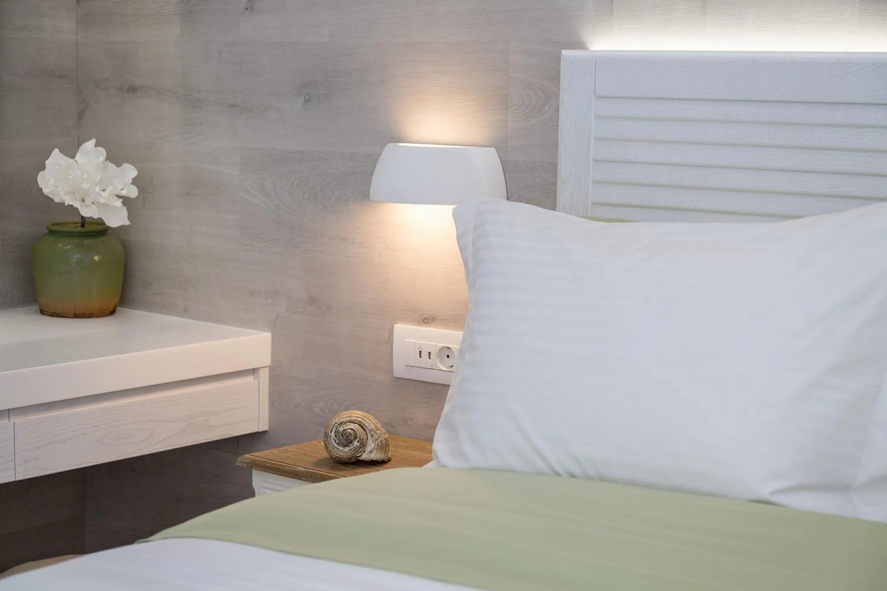 Bed in White Pearls-Adults Only Luxury Suites