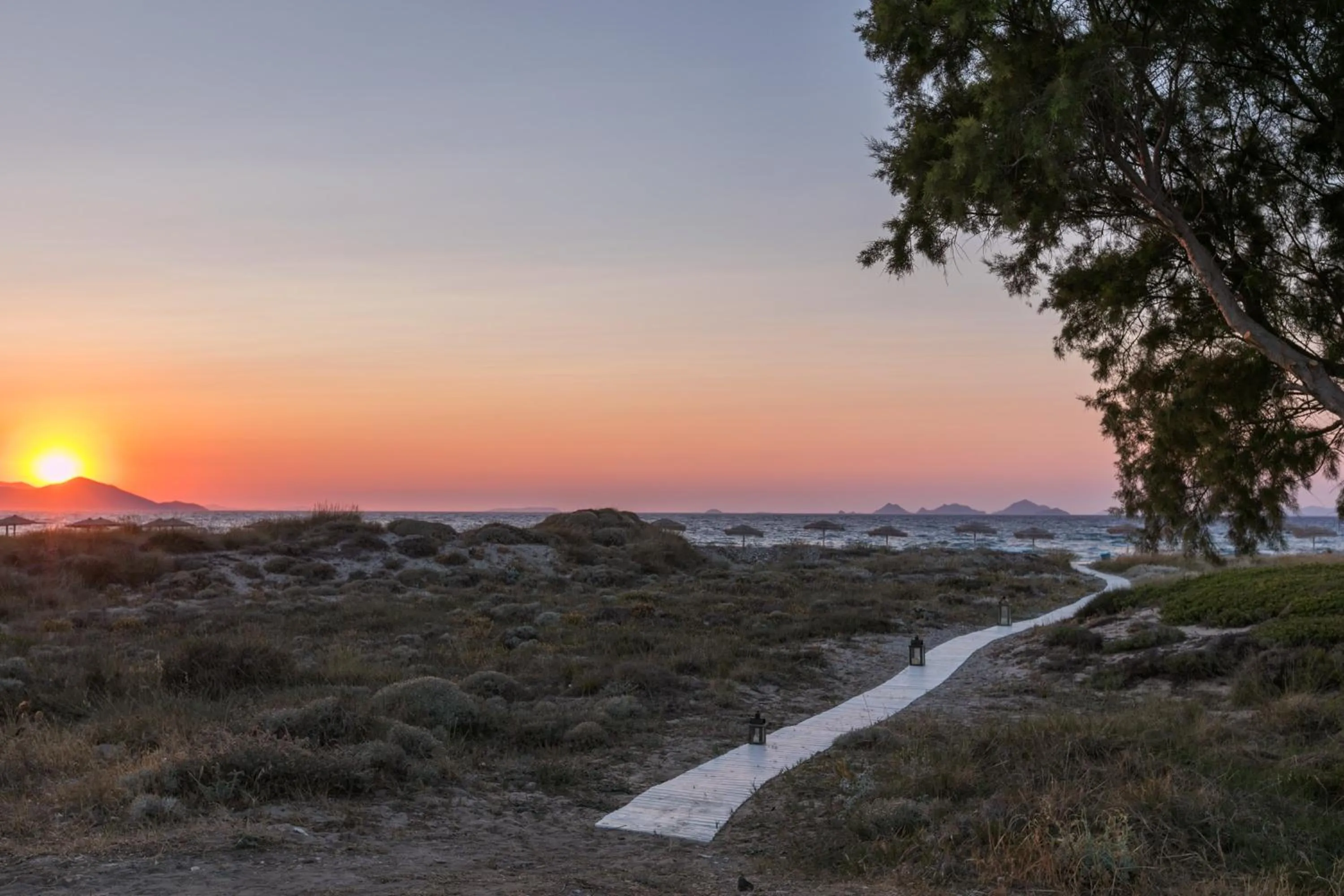 Beach in White Pearls-Adults Only Luxury Suites