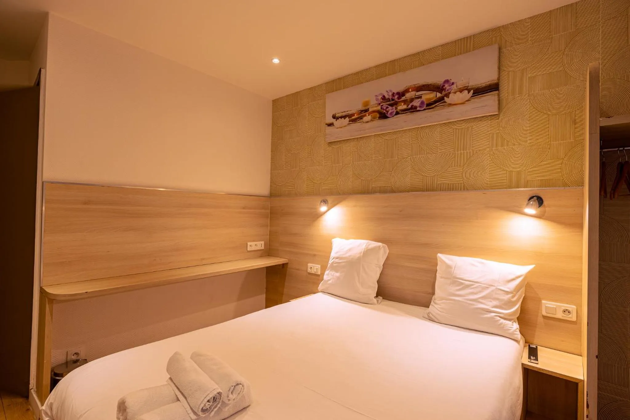 Bed in Hotel Aix Europe