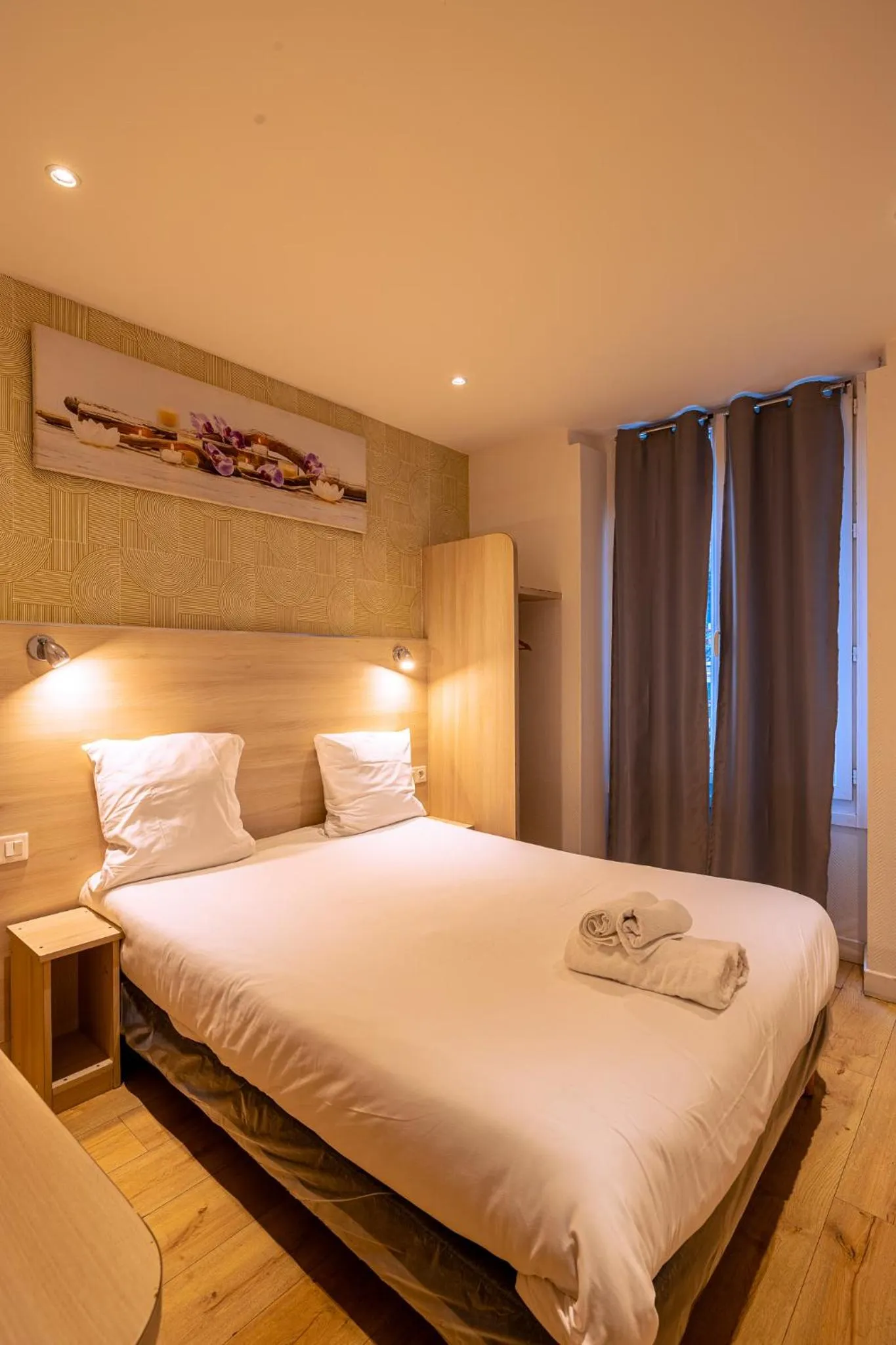 Bed in Hotel Aix Europe