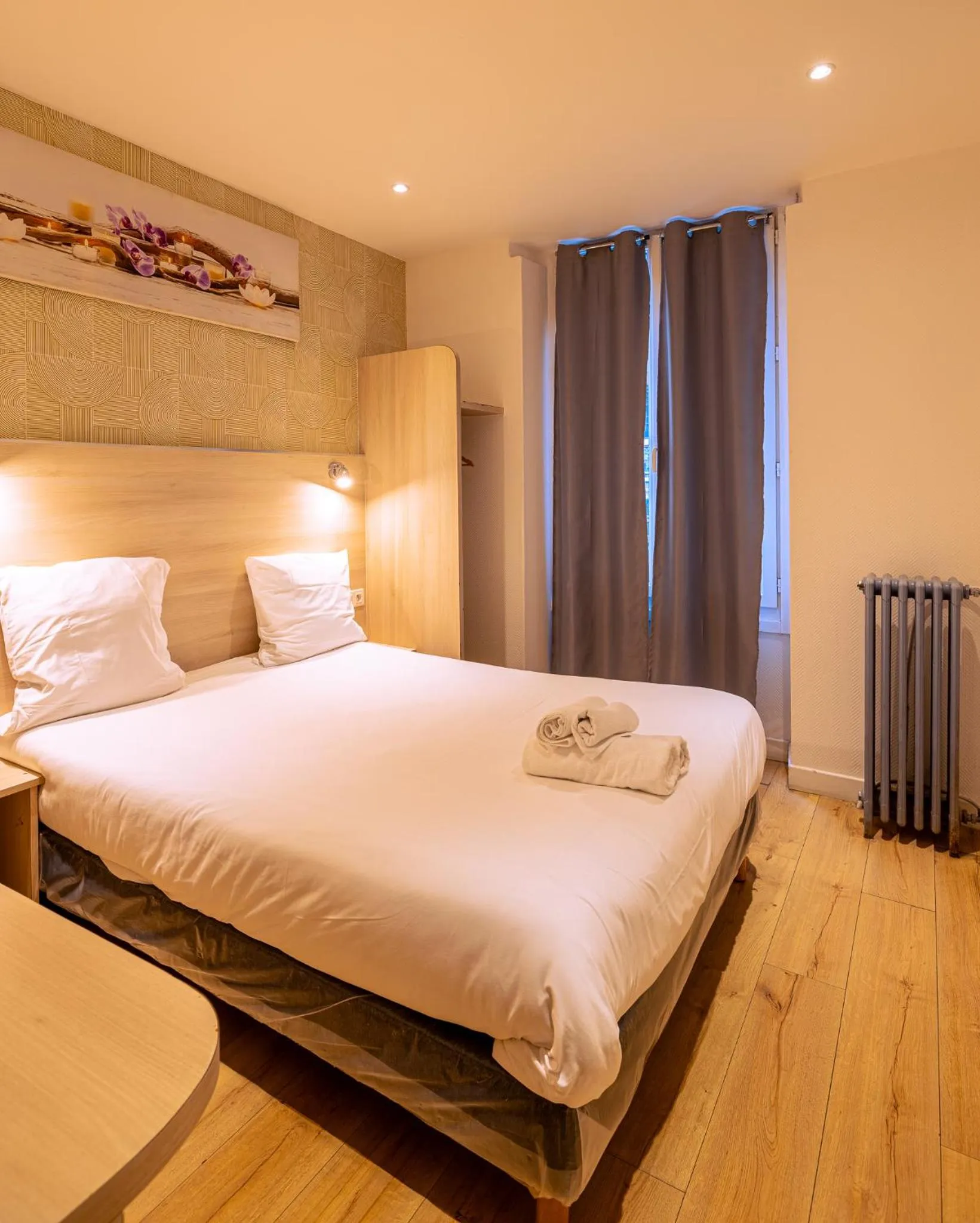 Bed in Hotel Aix Europe