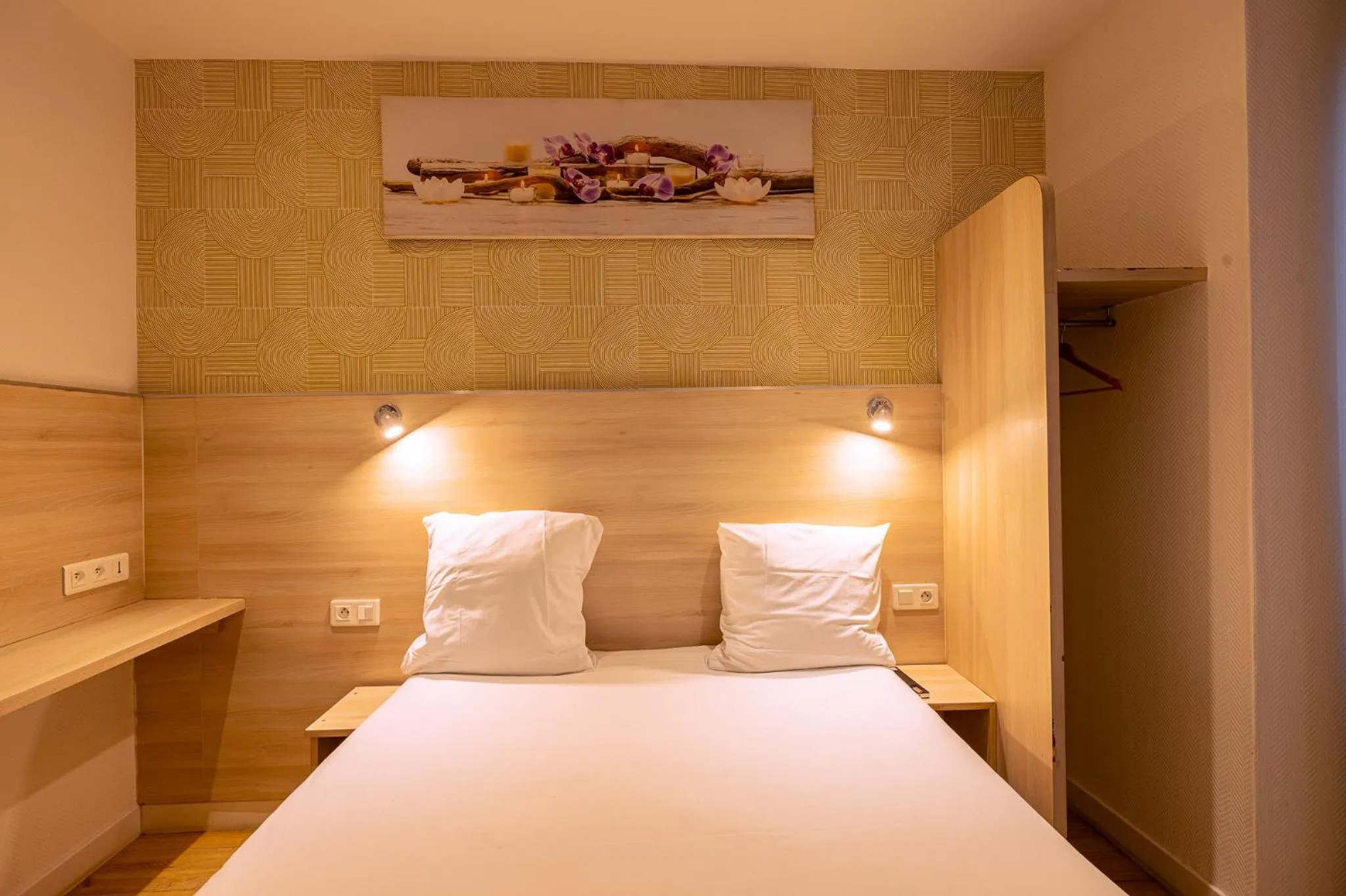 Bed in Hotel Aix Europe