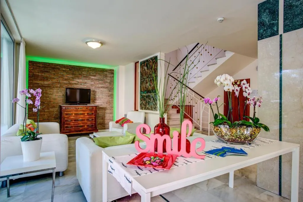 Communal lounge/ TV room in Hotel Konrad