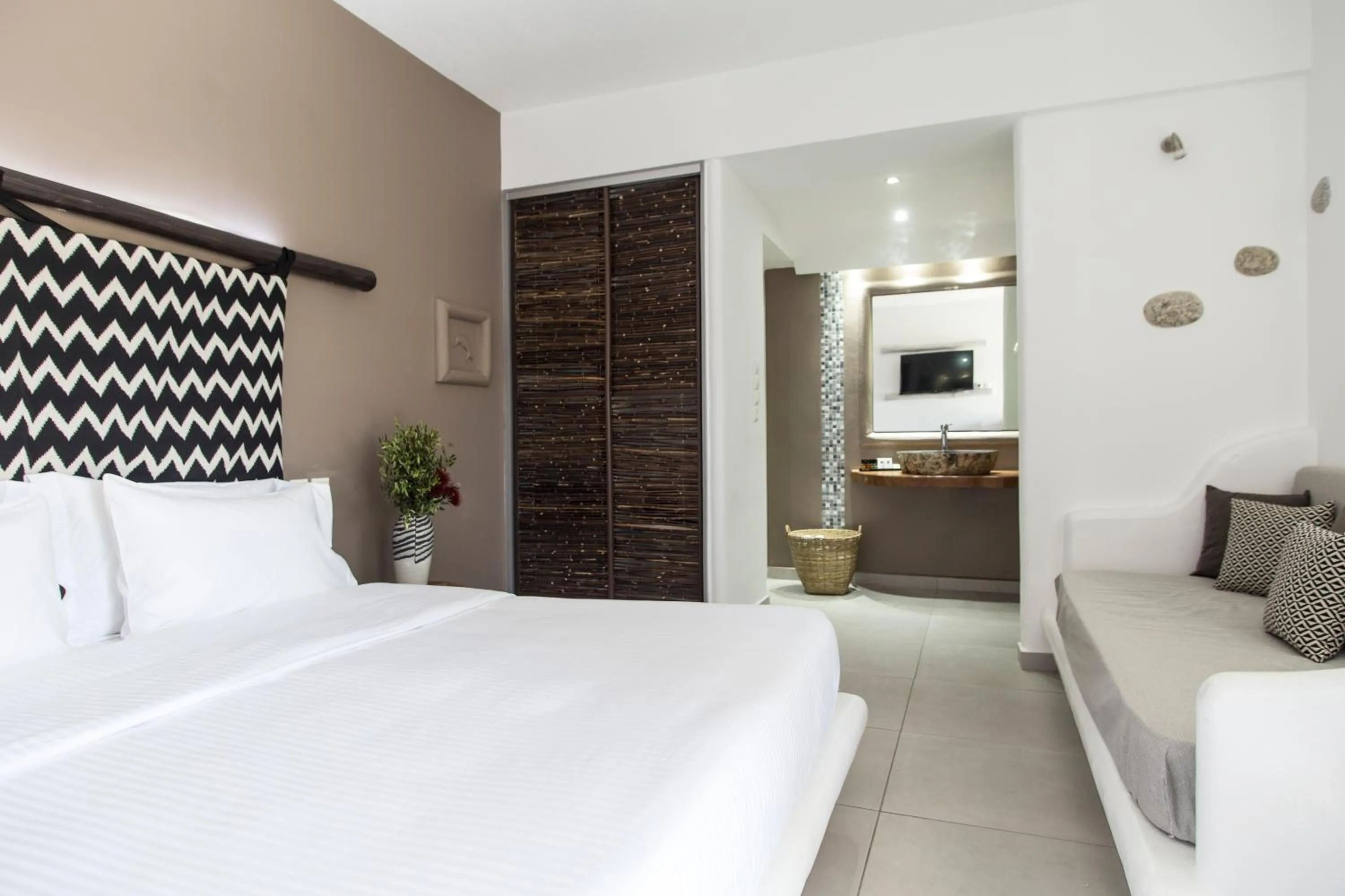 Photo of the whole room, Bed in My Mykonos Hotel