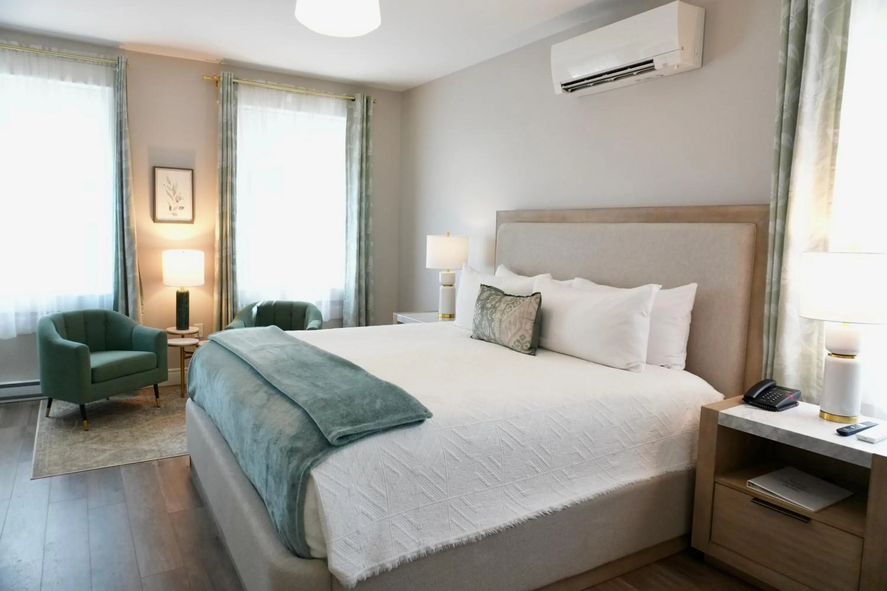 Seating area, Bed in Tattingstone Inn