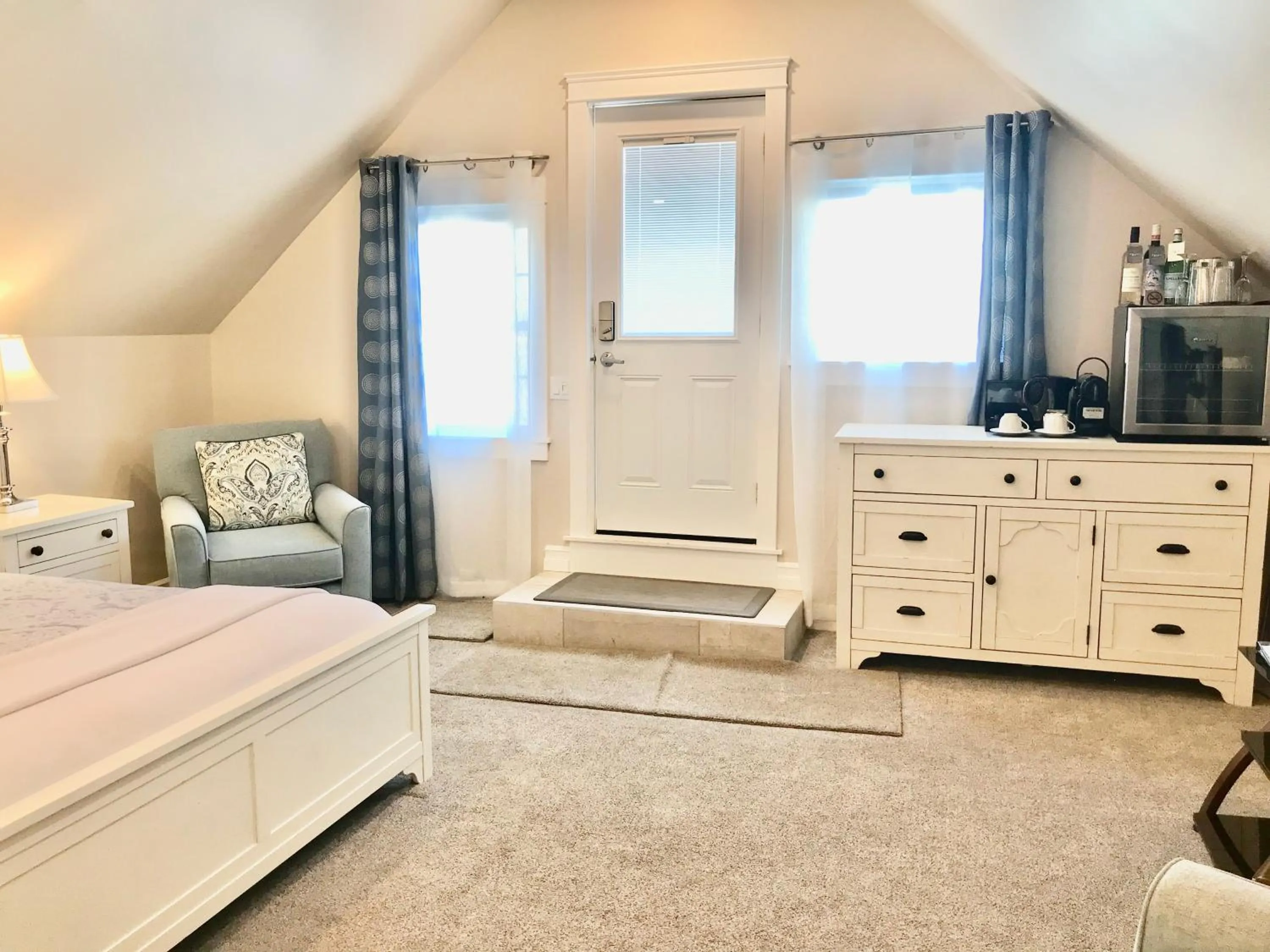 Photo of the whole room, Bed in Tattingstone Inn