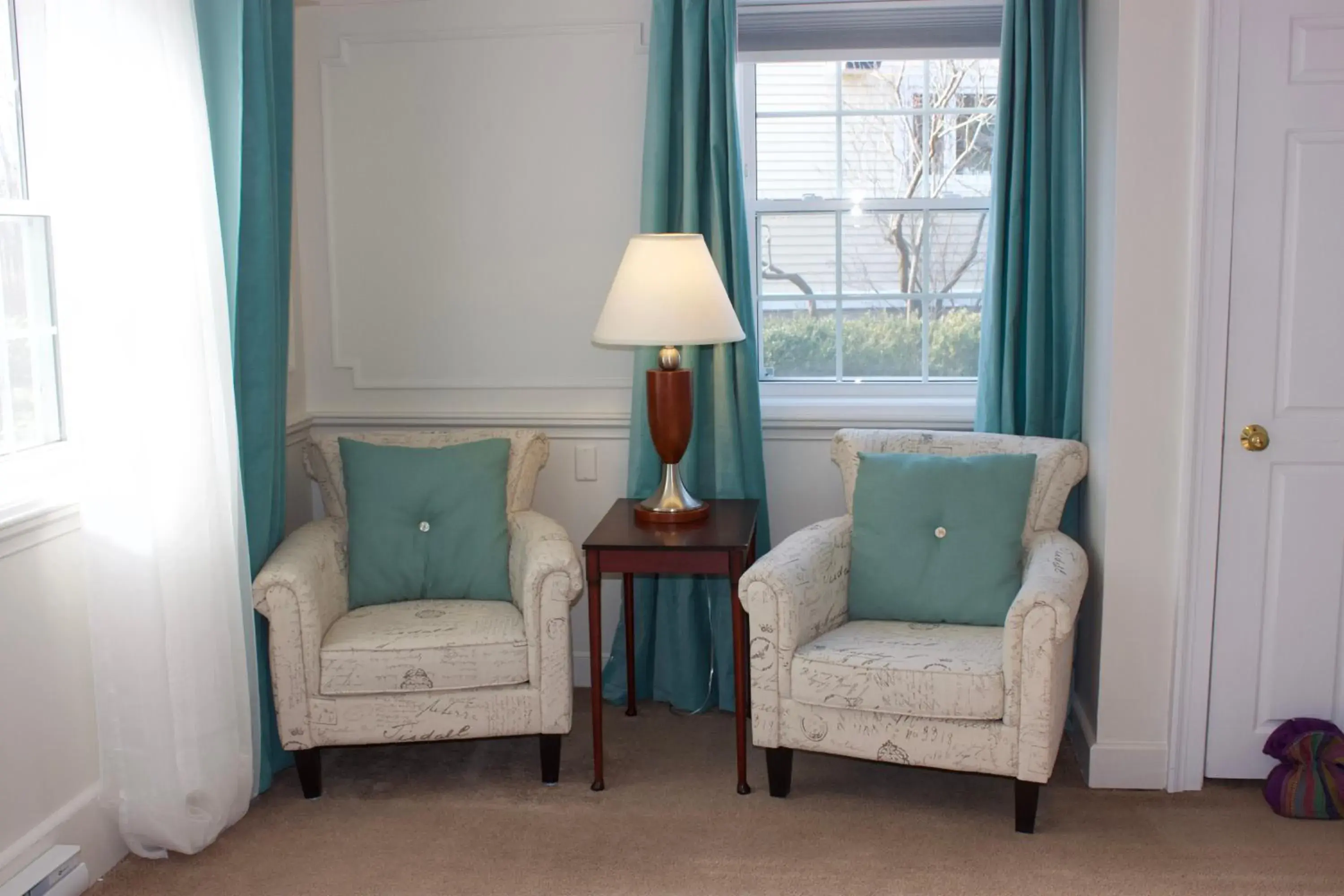 Deluxe Queen Room in Tattingstone Inn Deluxe Queen Room in Tattingstone Inn