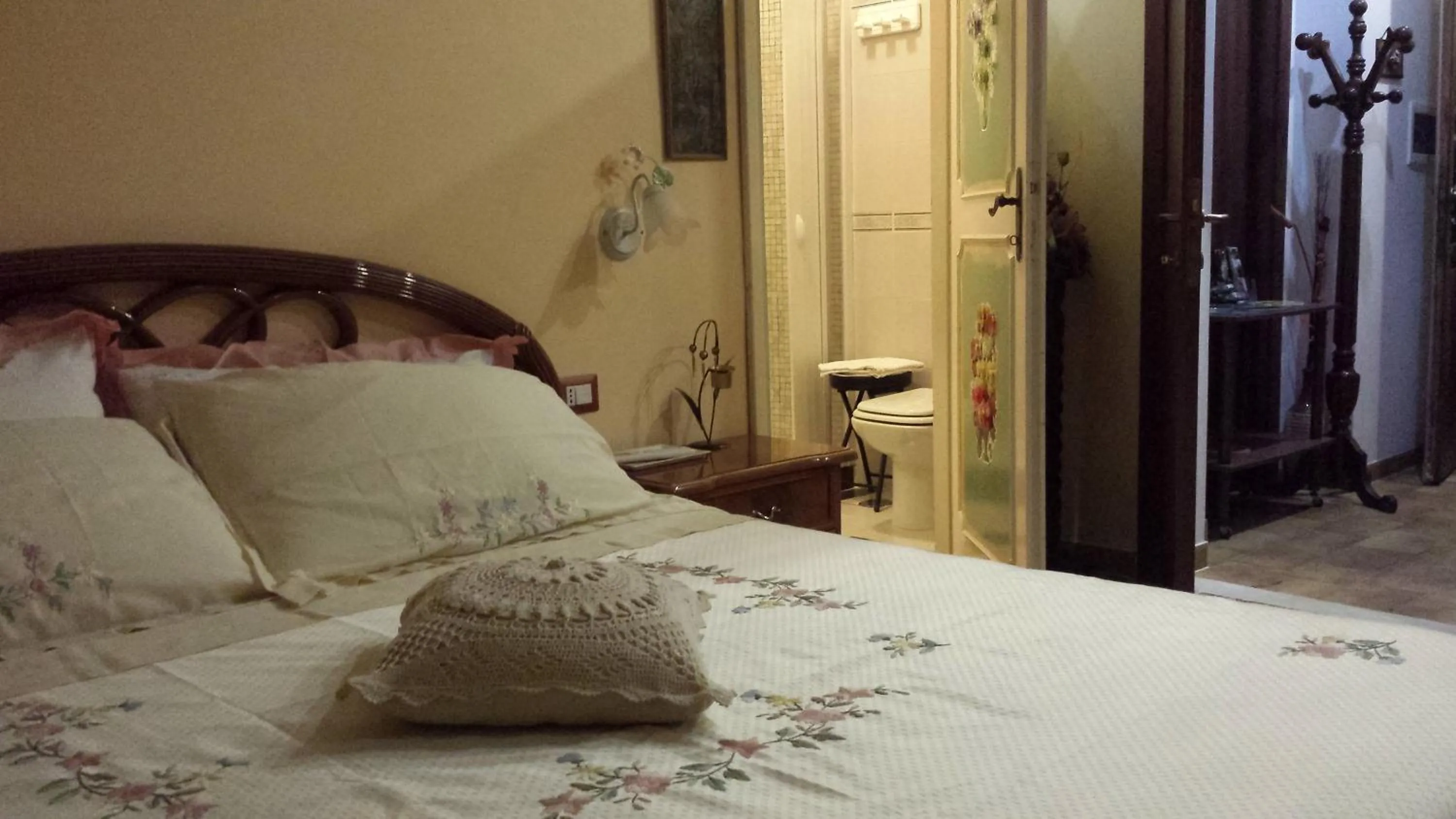 Double Room with Private Bathroom - single occupancy in B&b Fabra Casa Mia e non solo