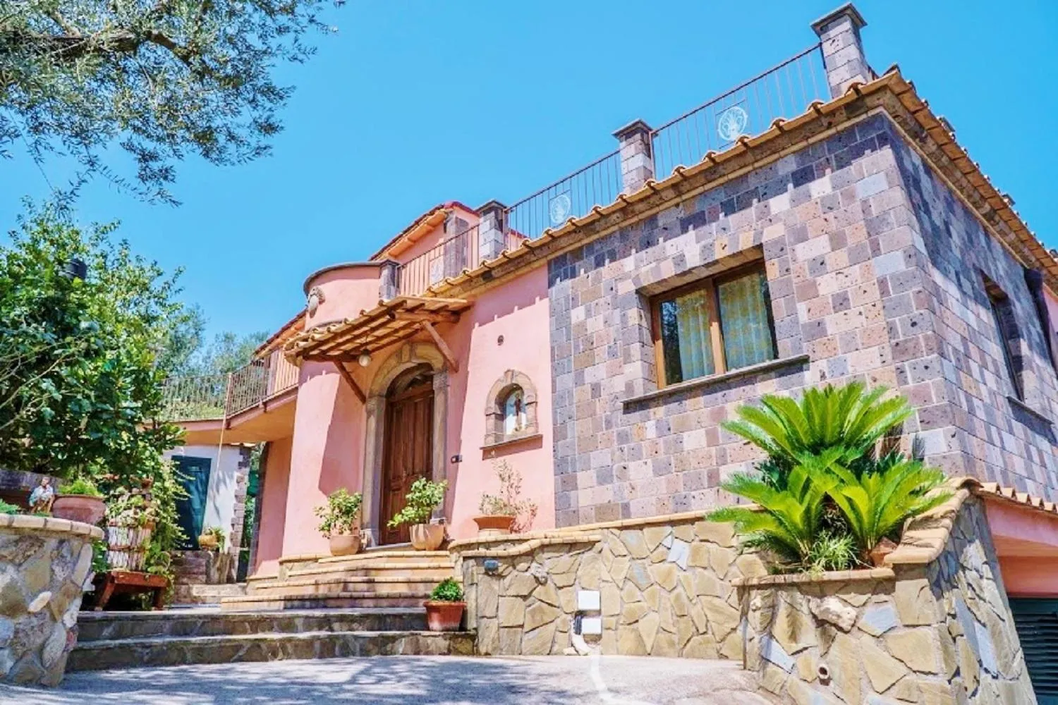 Facade/entrance in Villa Caruso with Private Pool