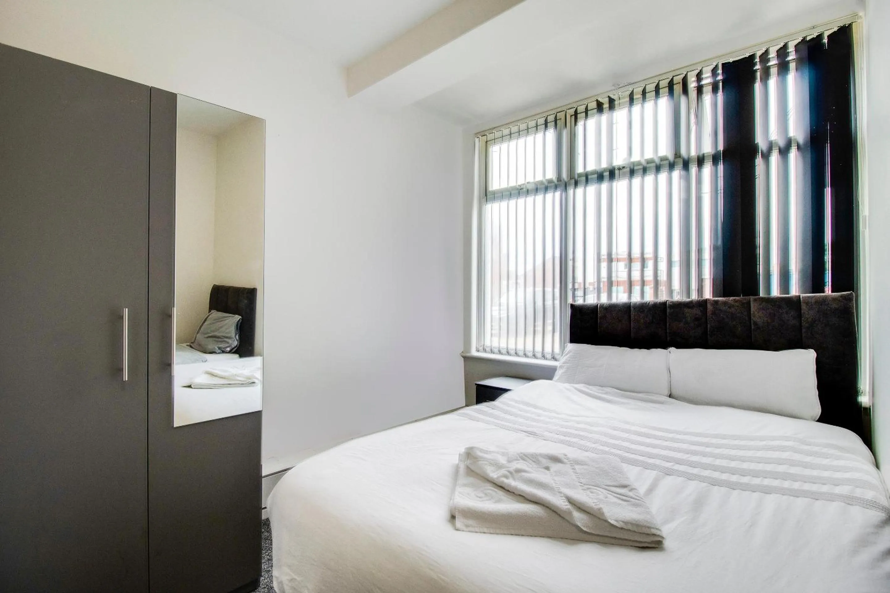 Bathroom, Bed in The Longlands Hotel