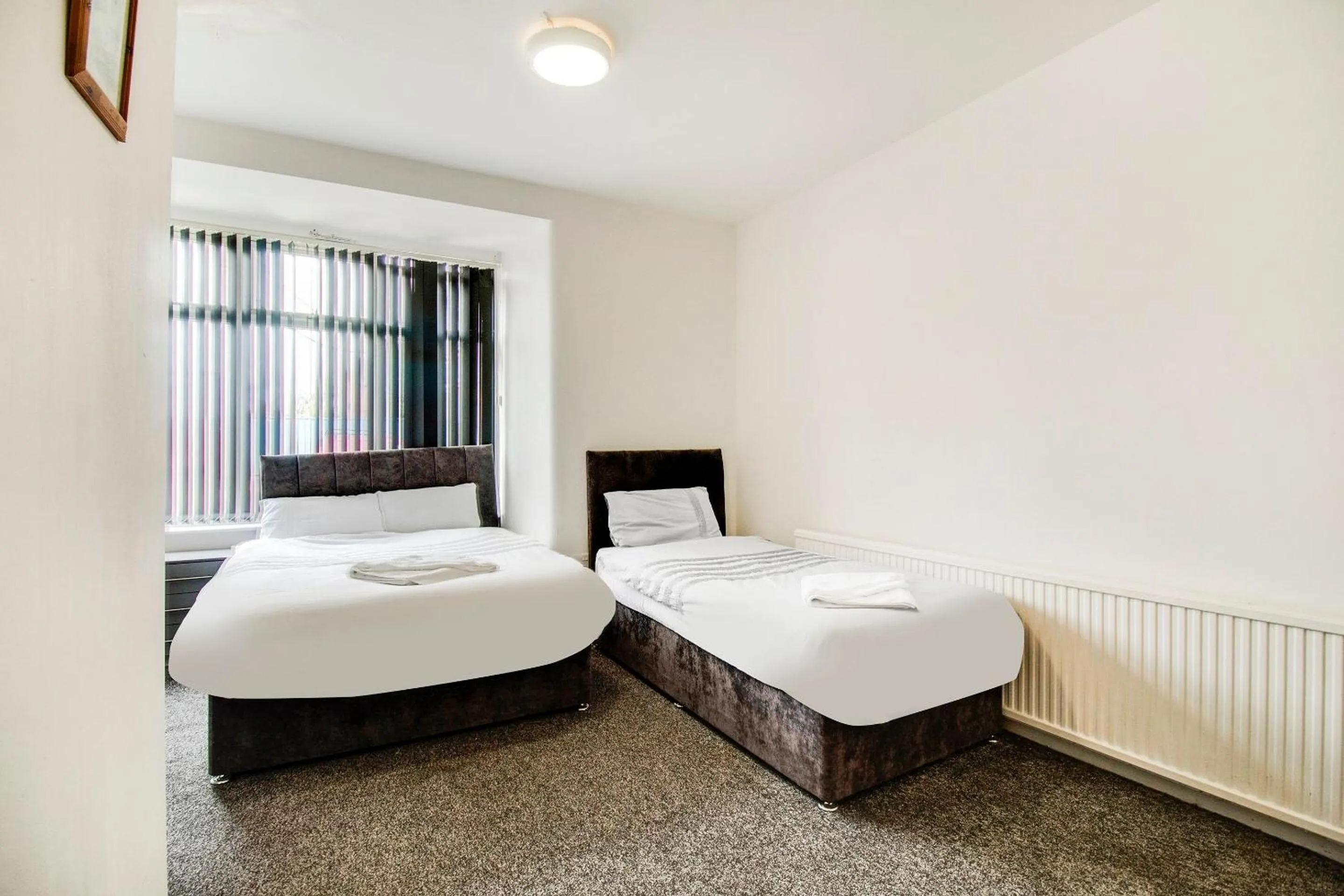Bathroom, Bed in The Longlands Hotel
