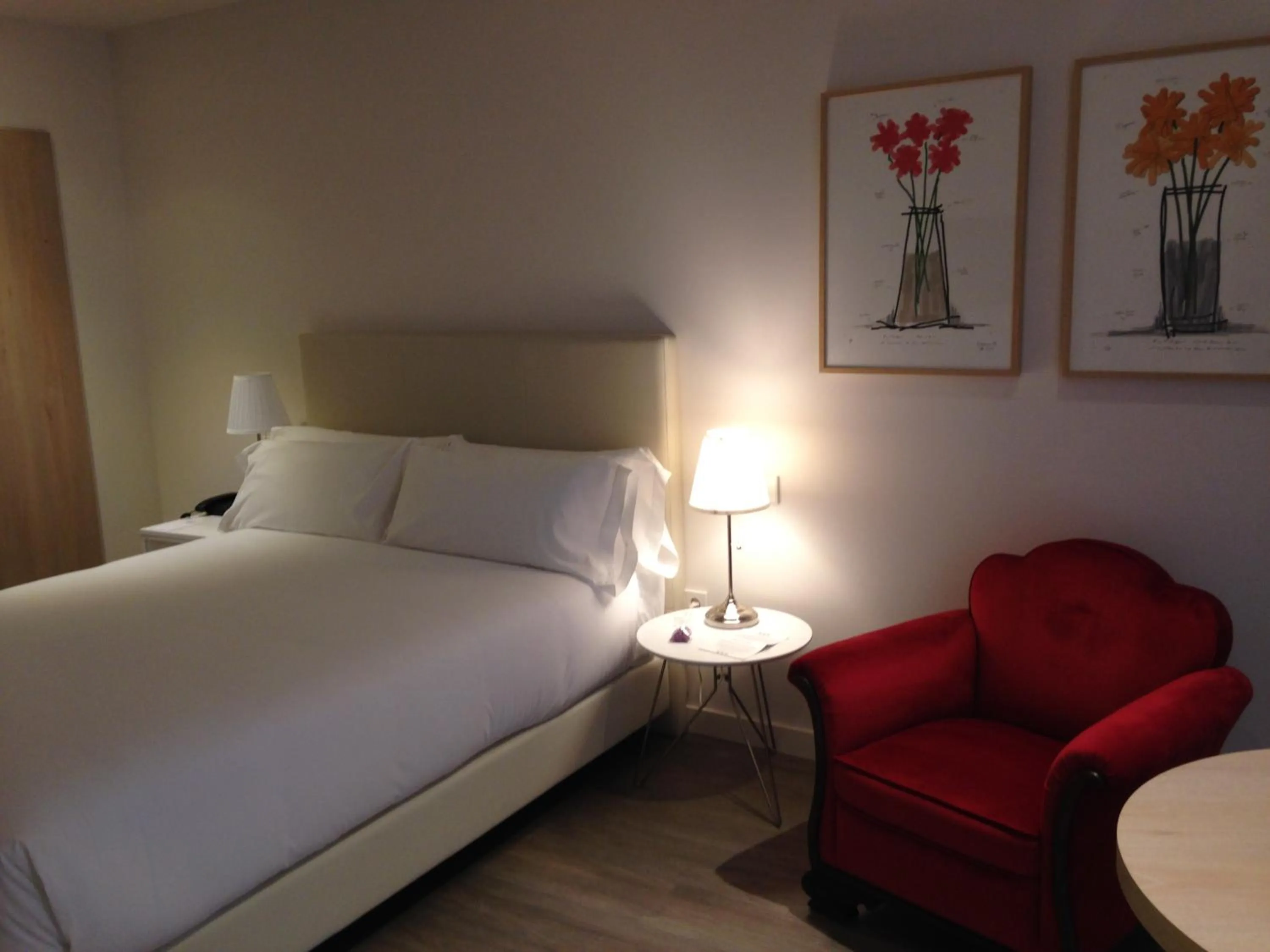 Photo of the whole room, Bed in San Lorenzo Suites