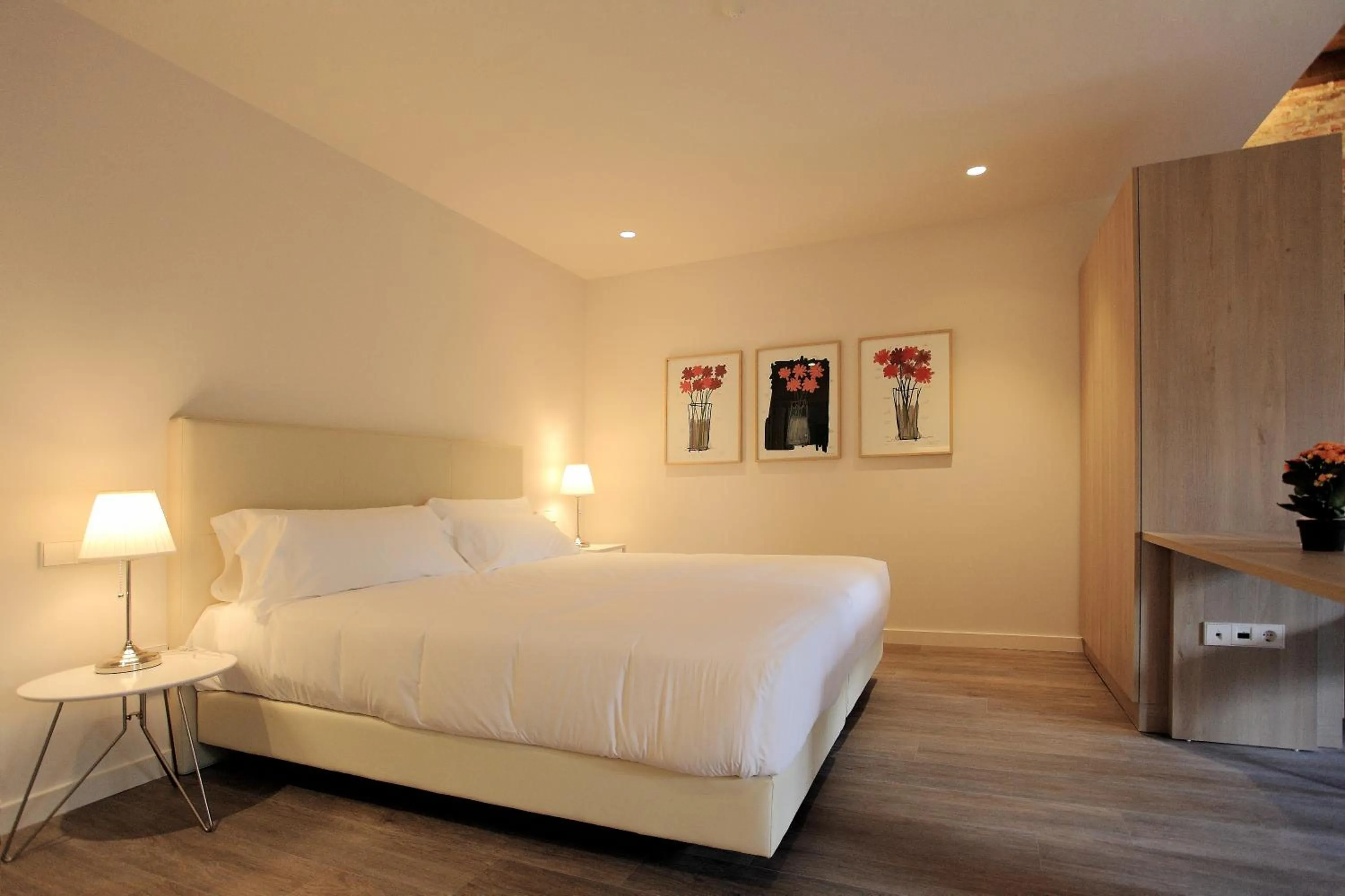 Photo of the whole room, Bed in San Lorenzo Suites