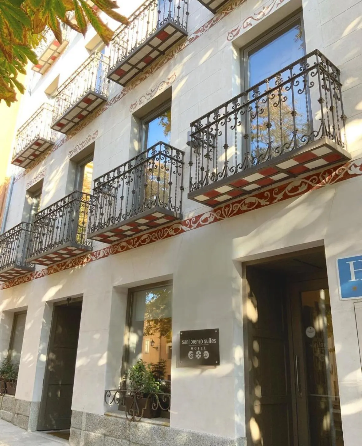 Facade/entrance in San Lorenzo Suites