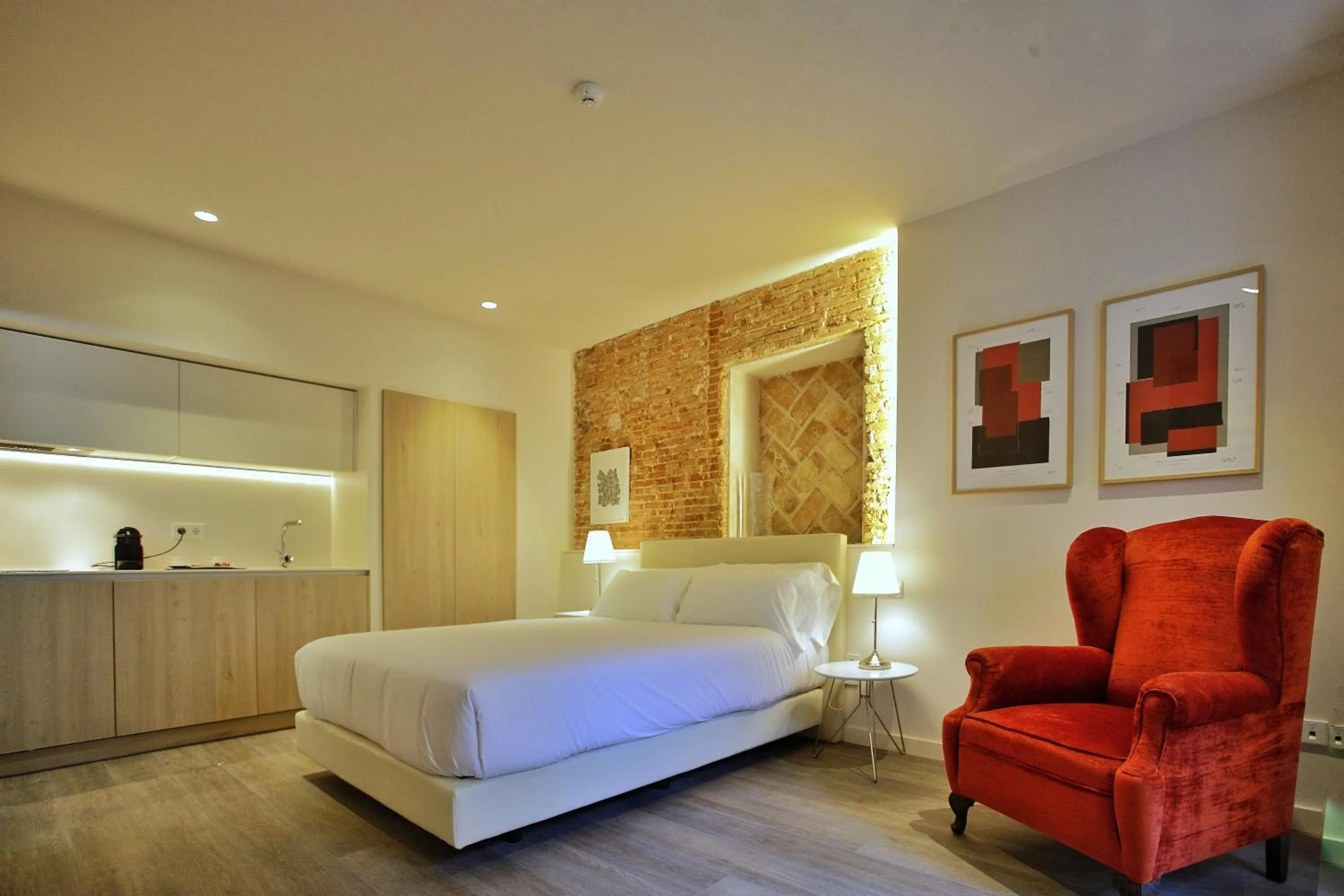 Photo of the whole room, Bed in San Lorenzo Suites