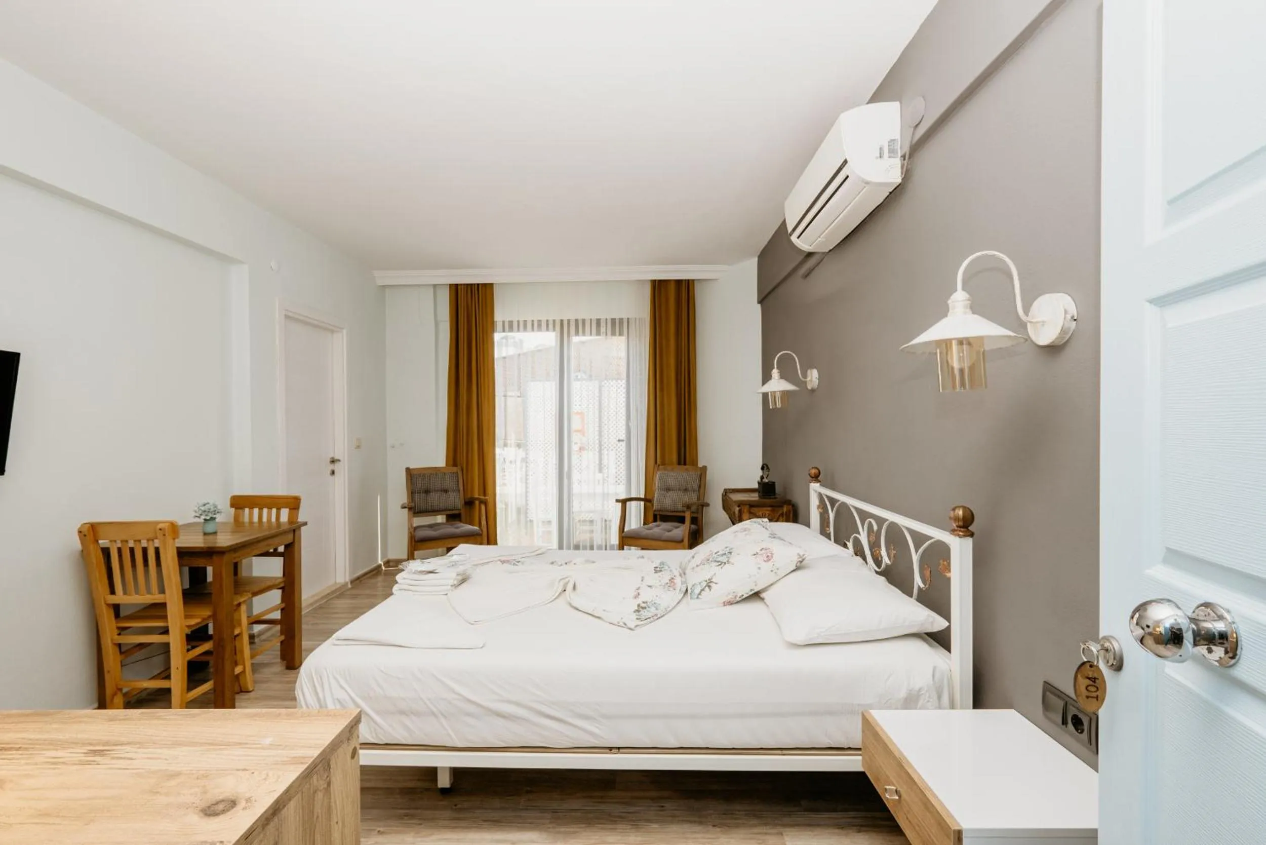 Photo of the whole room in Azra Apart & Otel