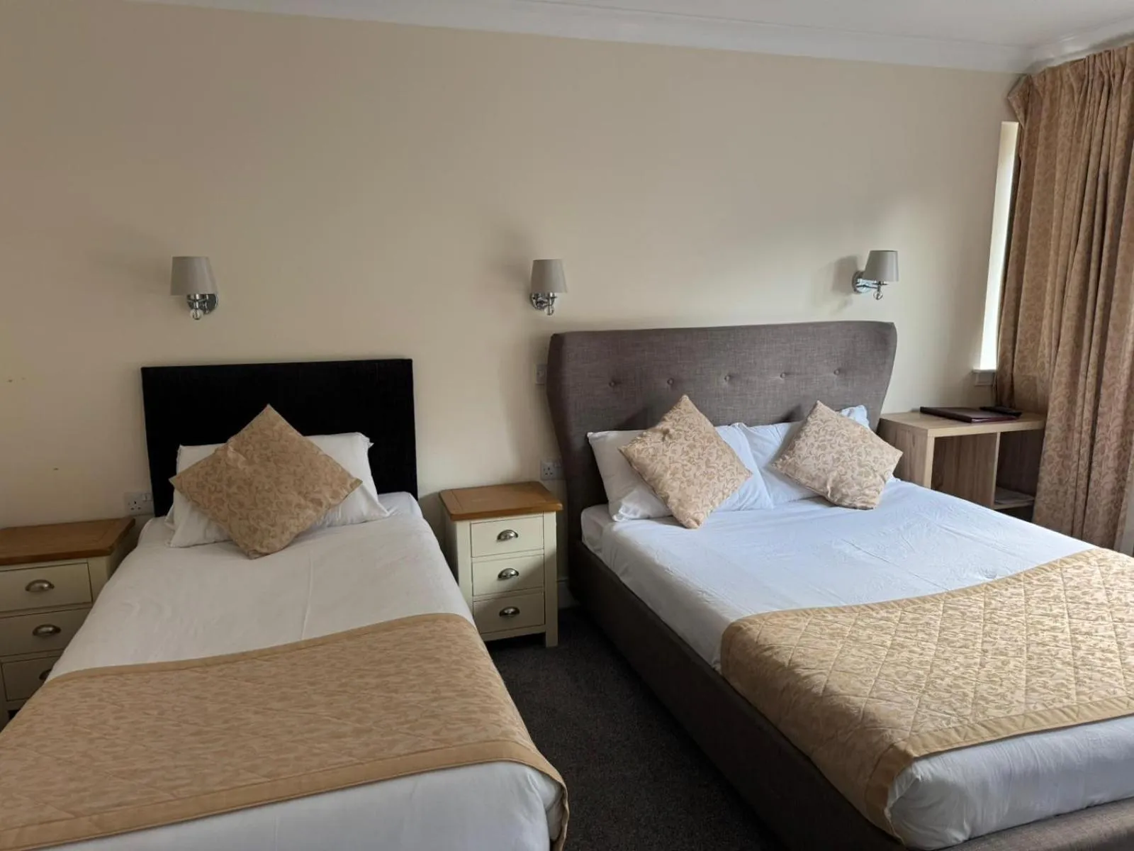 Photo of the whole room, Bed in The Waverley Inn