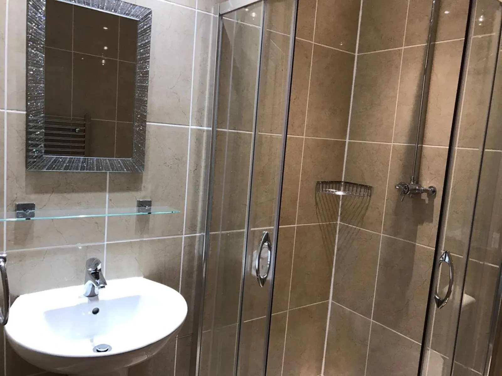 Shower in The Waverley Inn