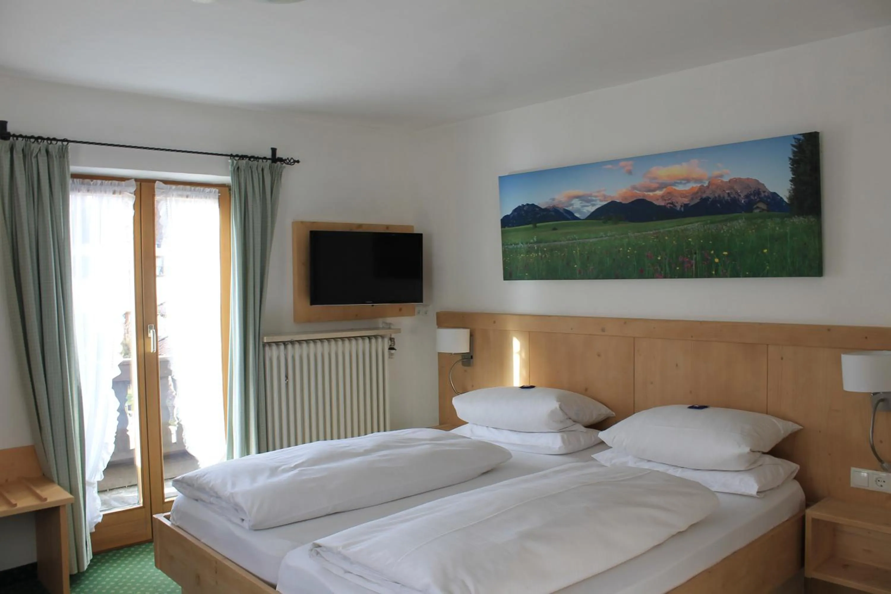 Bed in Frühstückspension Gästehaus Zum weissen Rössl