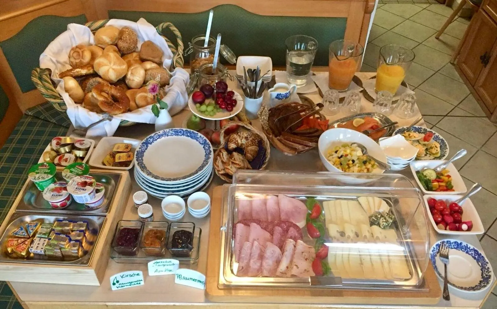 Breakfast in Frühstückspension Gästehaus Zum weissen Rössl