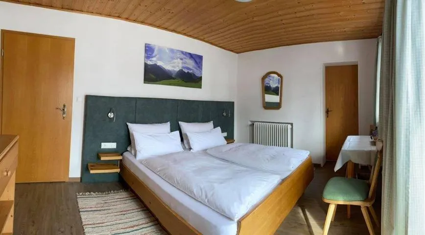 Bed in Frühstückspension Gästehaus Zum weissen Rössl