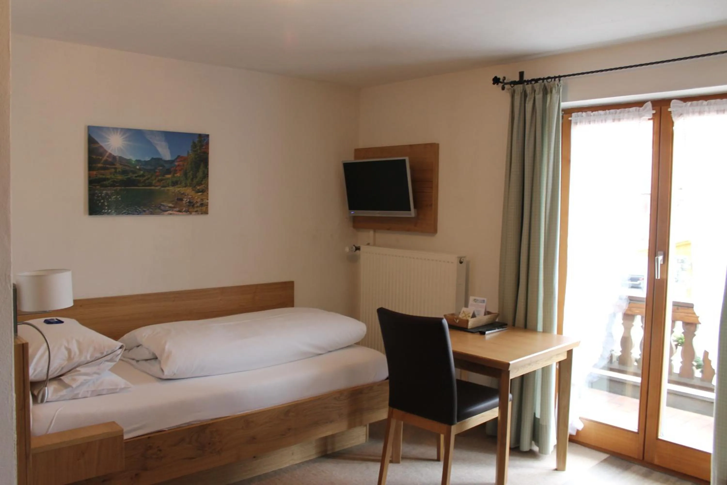 Bed in Frühstückspension Gästehaus Zum weissen Rössl