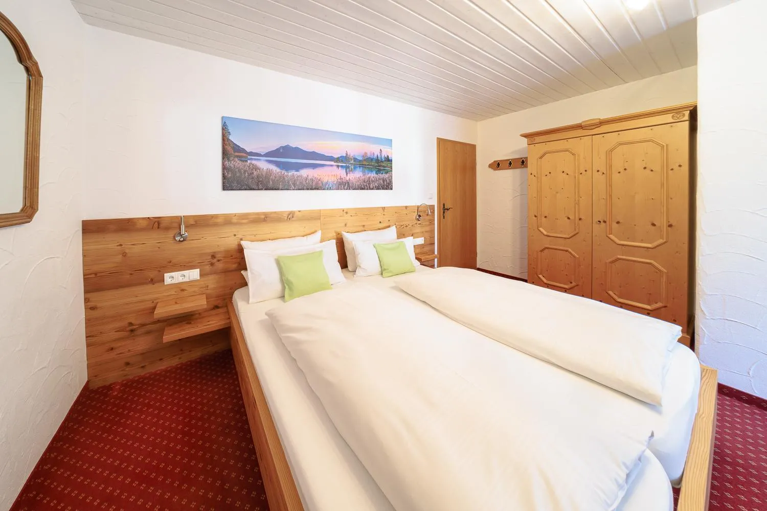 Bed in Frühstückspension Gästehaus Zum weissen Rössl