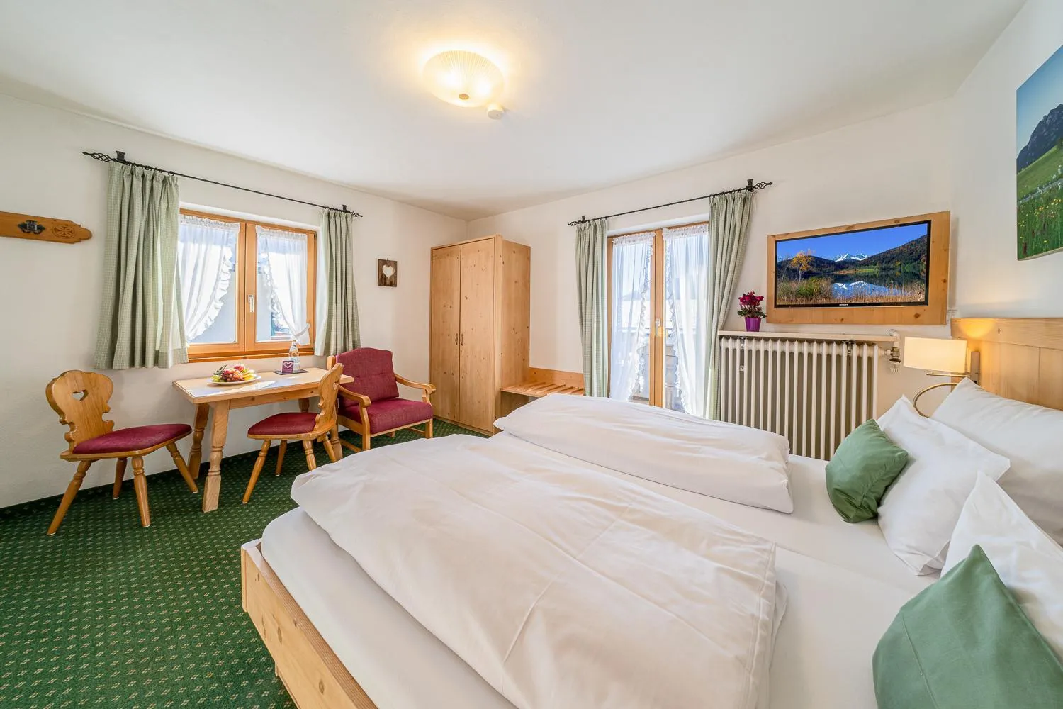 Bed in Frühstückspension Gästehaus Zum weissen Rössl
