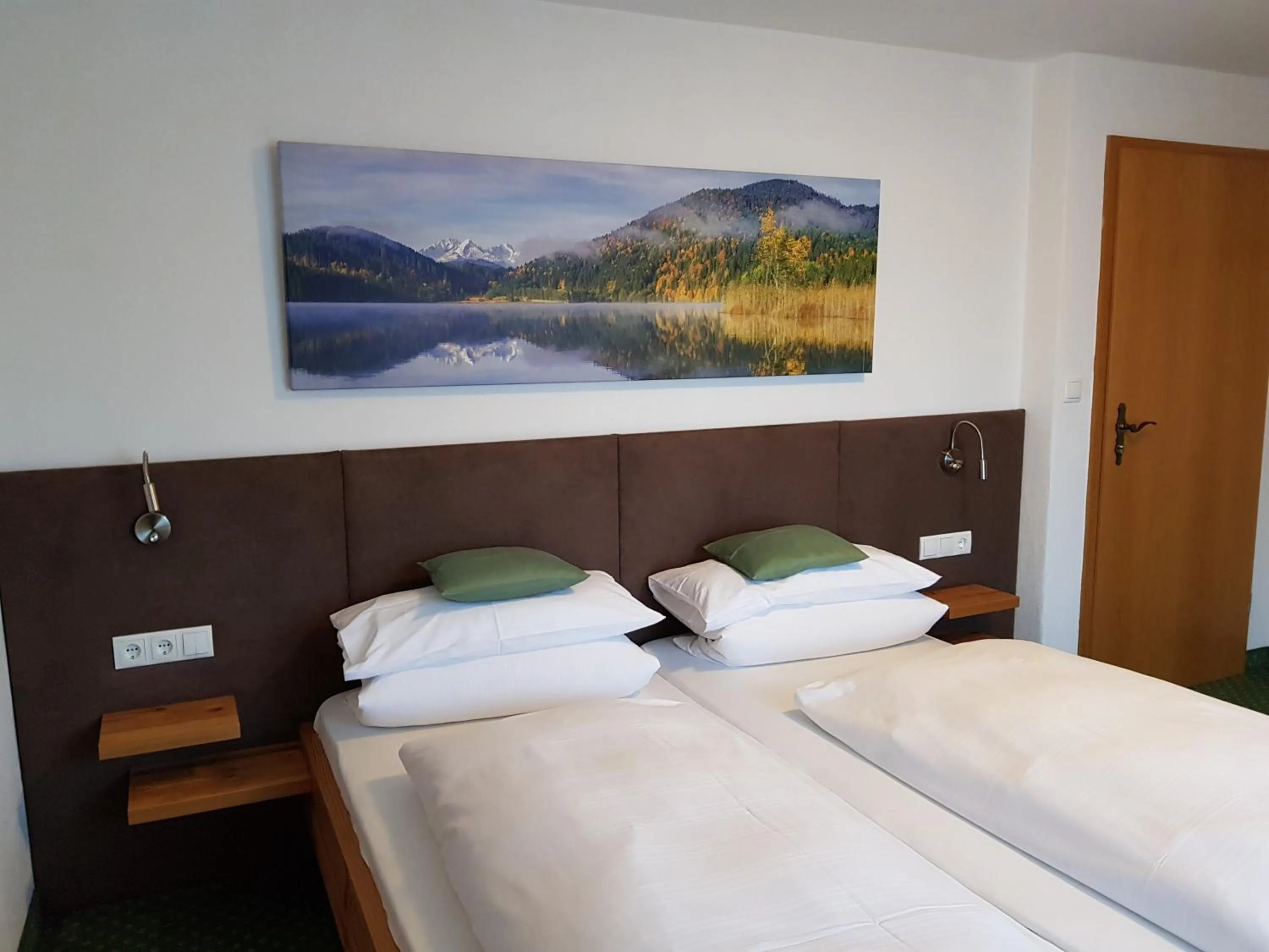 Bed in Frühstückspension Gästehaus Zum weissen Rössl
