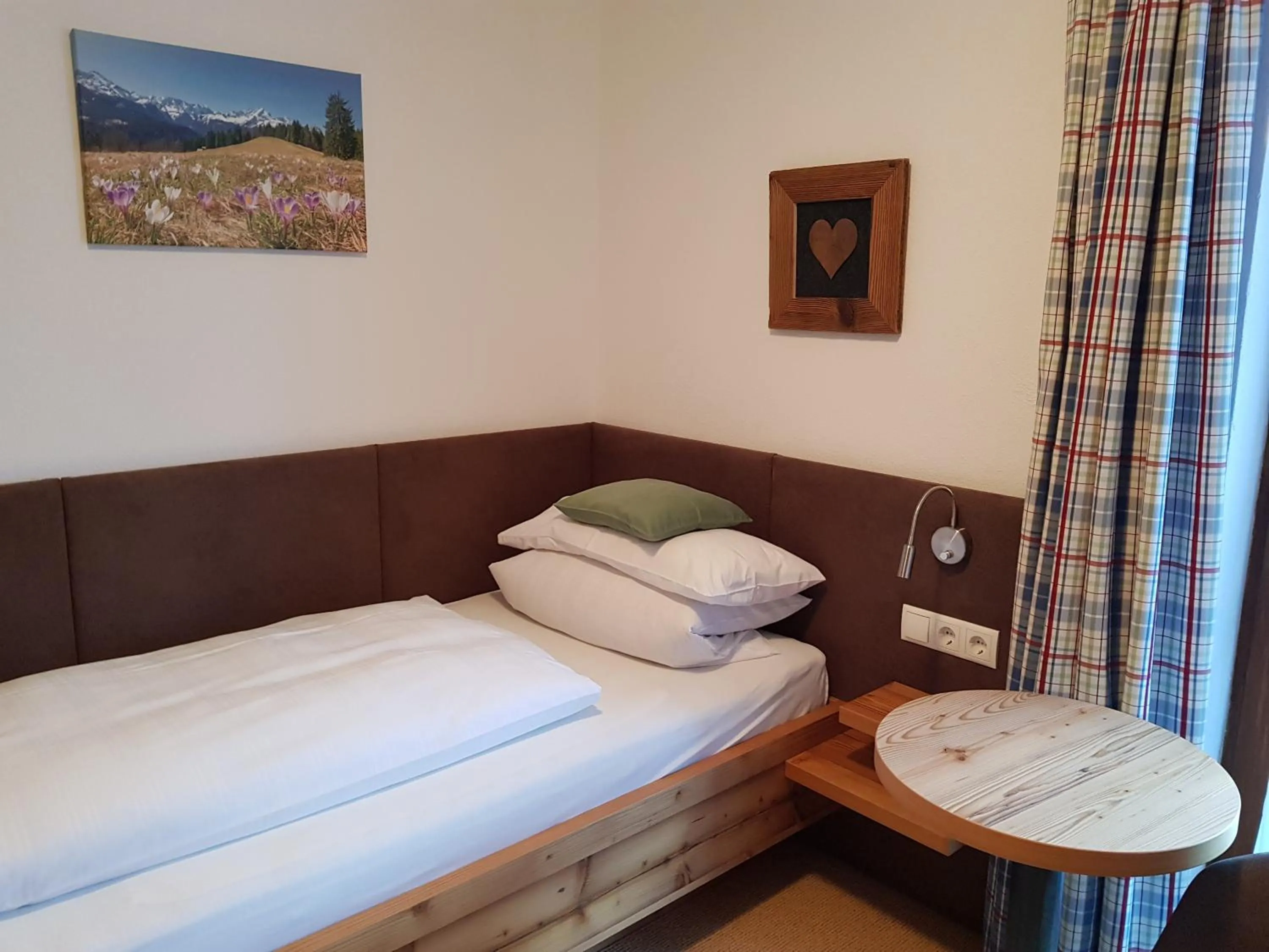 Bed in Frühstückspension Gästehaus Zum weissen Rössl