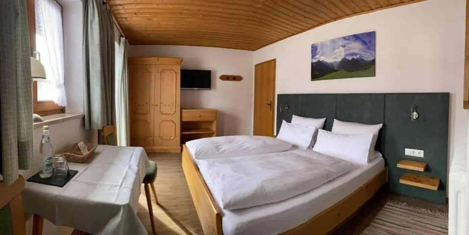 Bed in Frühstückspension Gästehaus Zum weissen Rössl