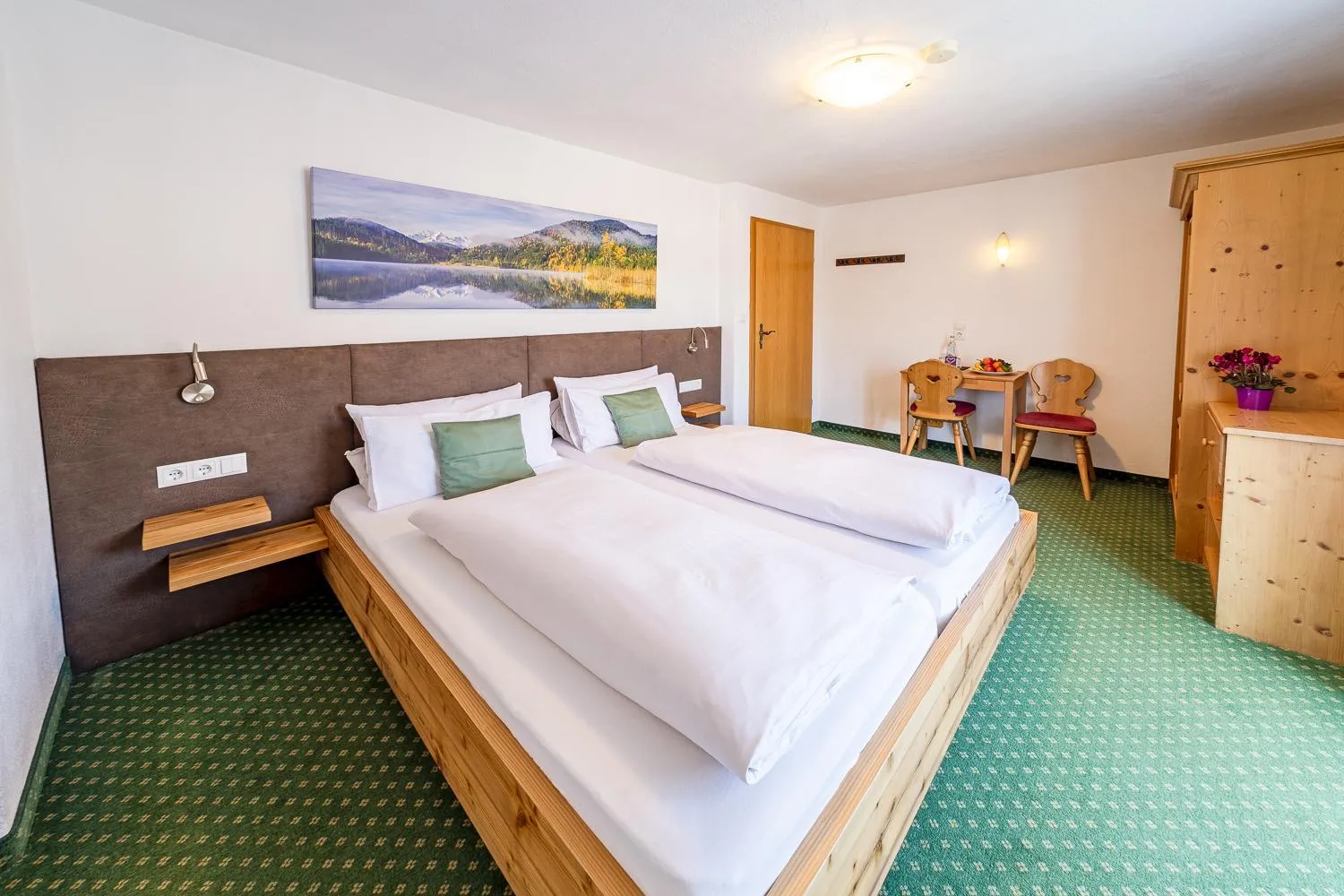 Bed in Frühstückspension Gästehaus Zum weissen Rössl