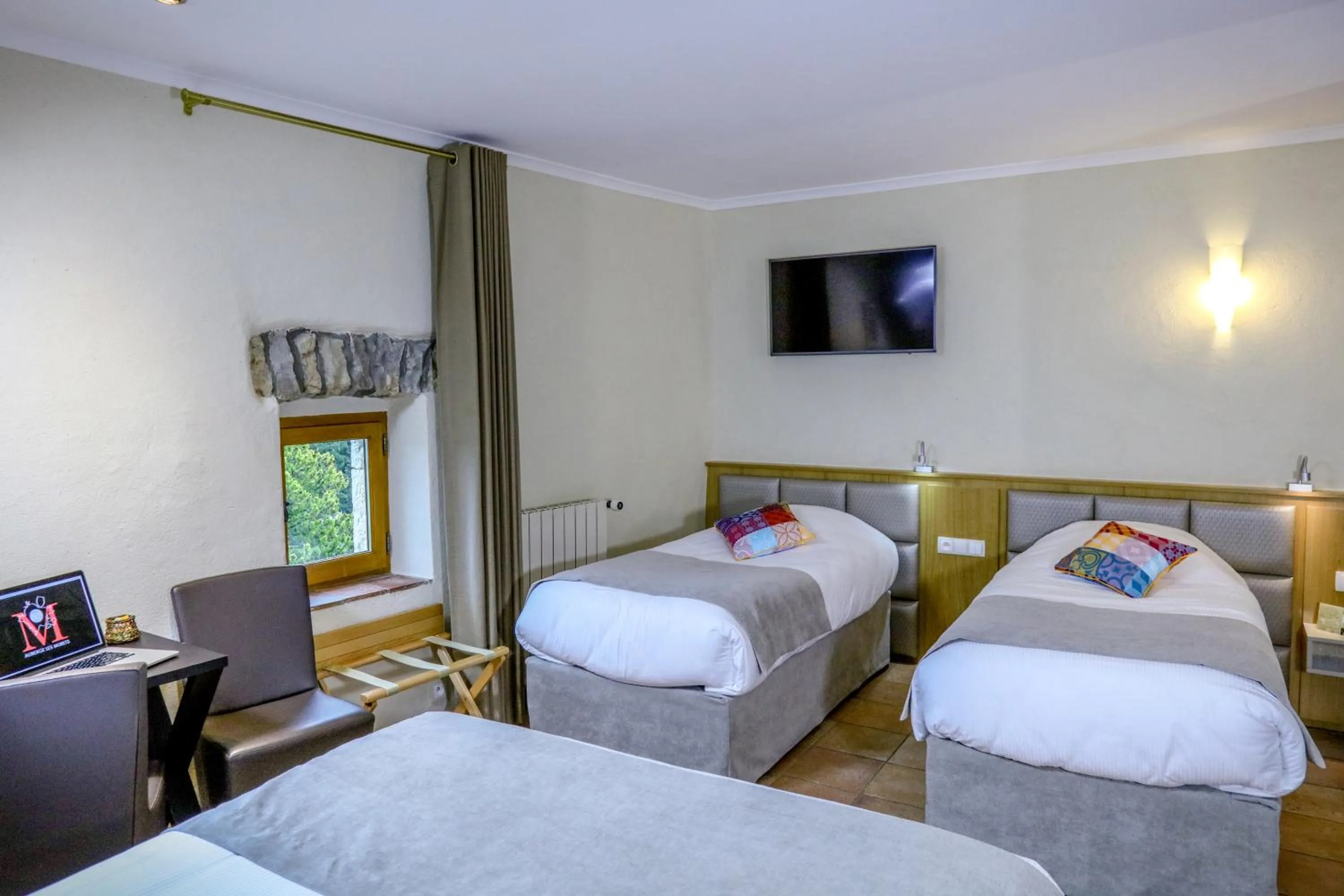 Shower, Bed in Logis Auberge Les Murets Hotel Restaurant Spa