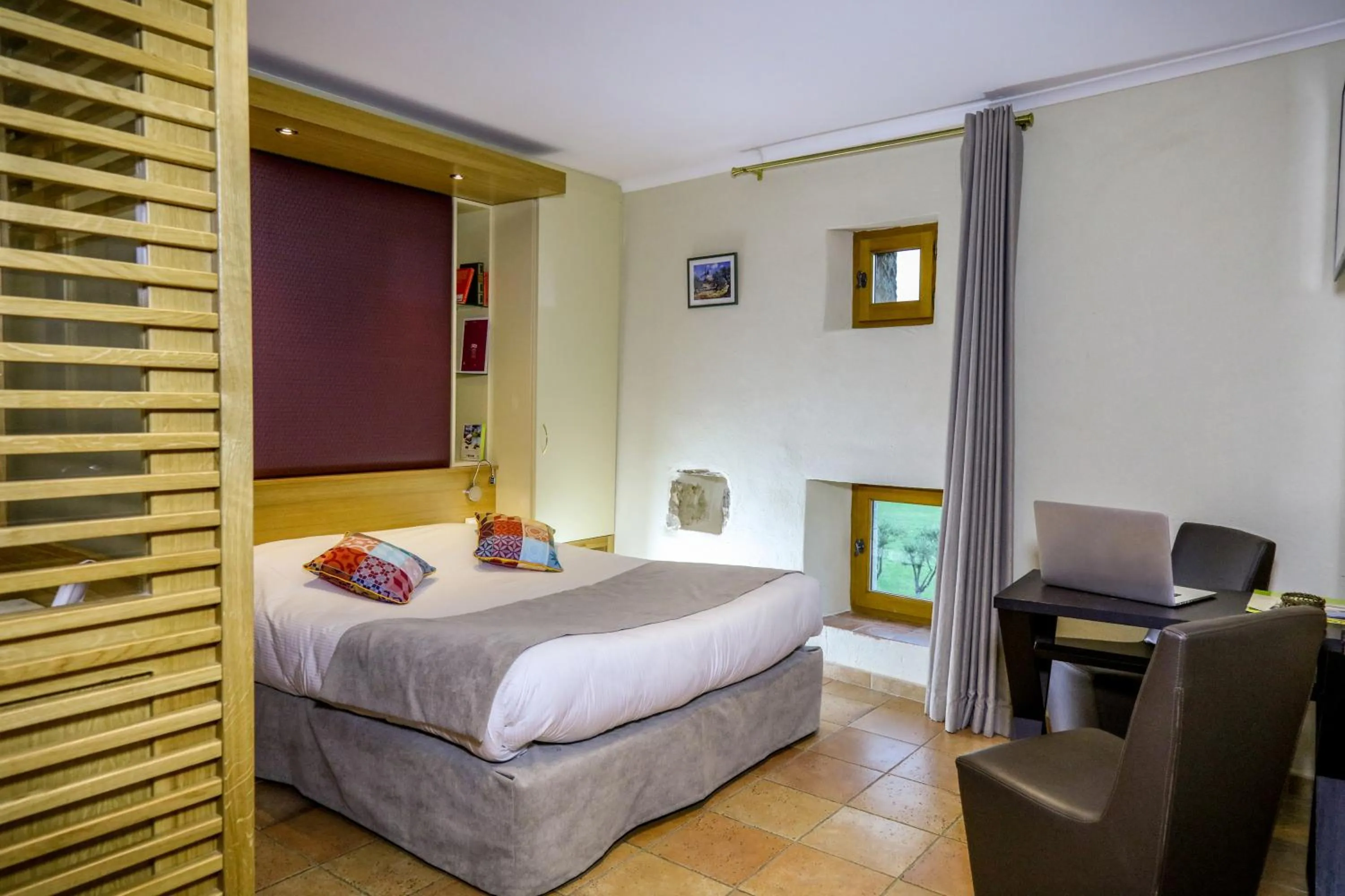 Restaurant/places to eat, Bed in Logis Auberge Les Murets Hotel Restaurant Spa