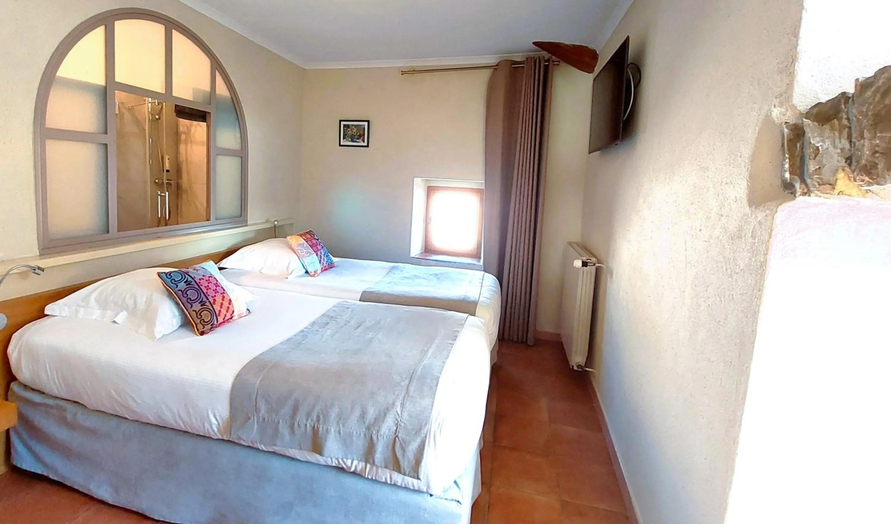 Shower, Bed in Logis Auberge Les Murets Hotel Restaurant Spa