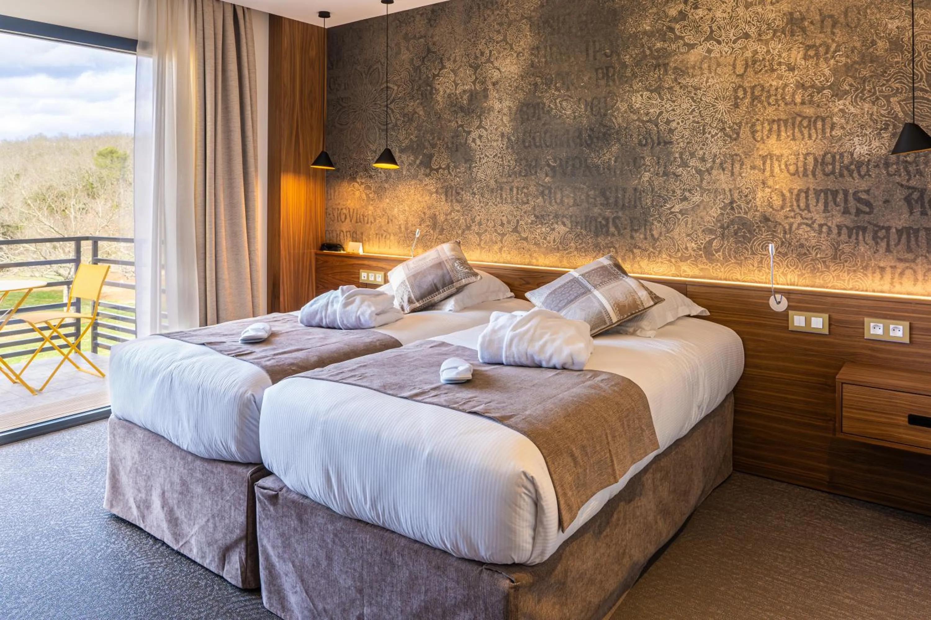 Shower, Bed in Logis Auberge Les Murets Hotel Restaurant Spa