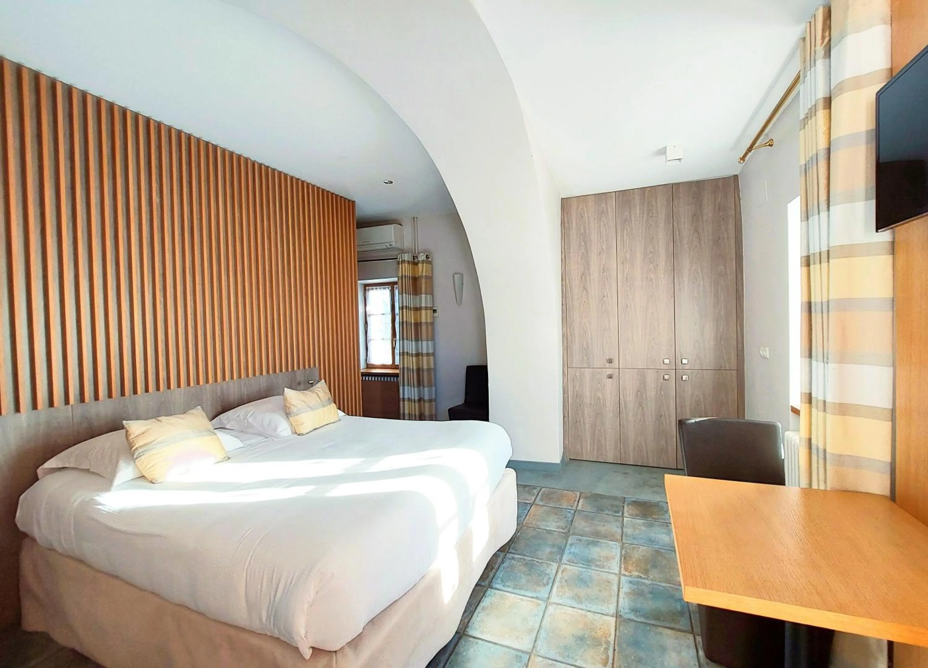 Bed in Logis Auberge Les Murets Hotel Restaurant Spa