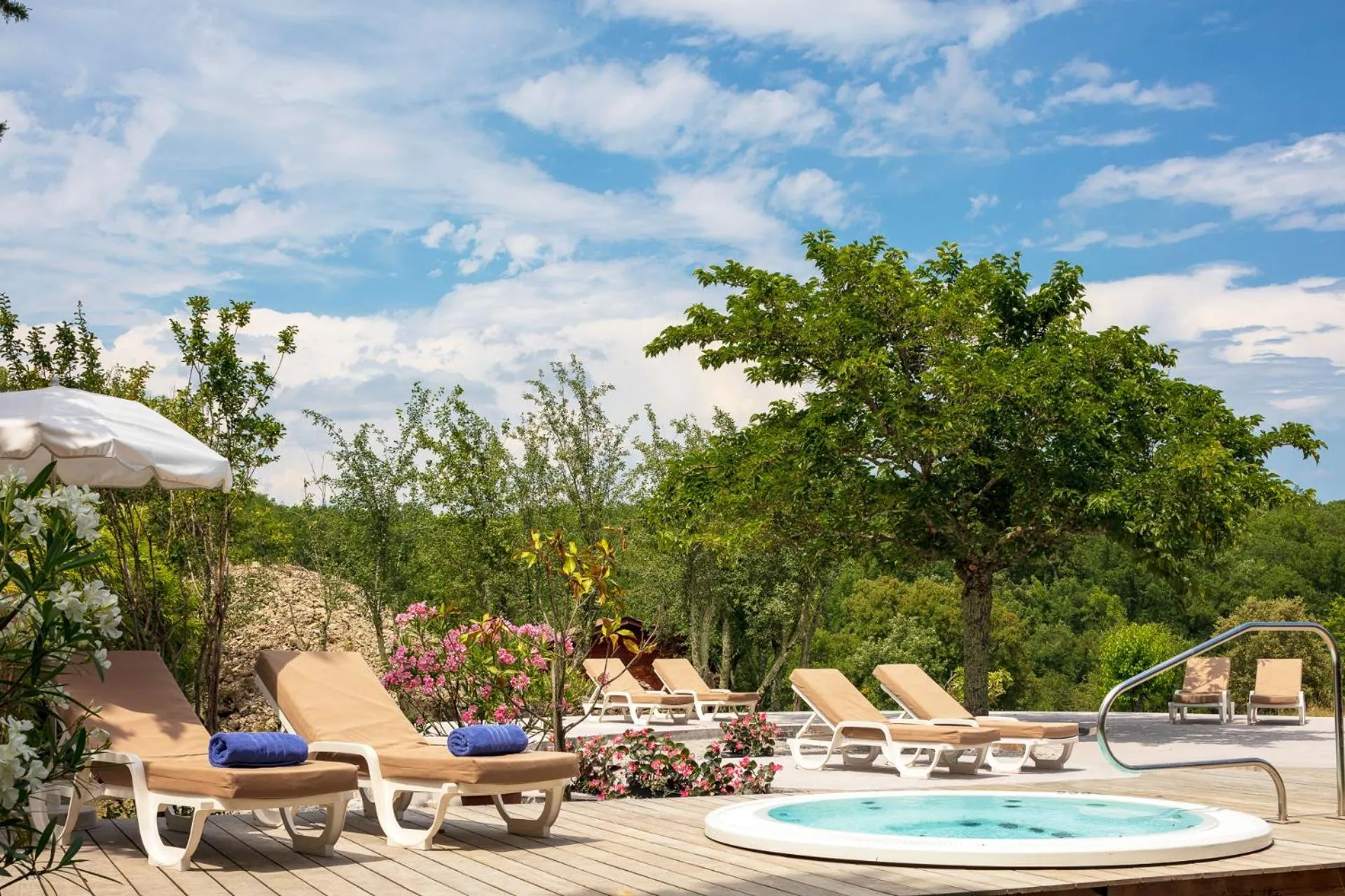 Natural landscape in Logis Auberge Les Murets Hotel Restaurant Spa