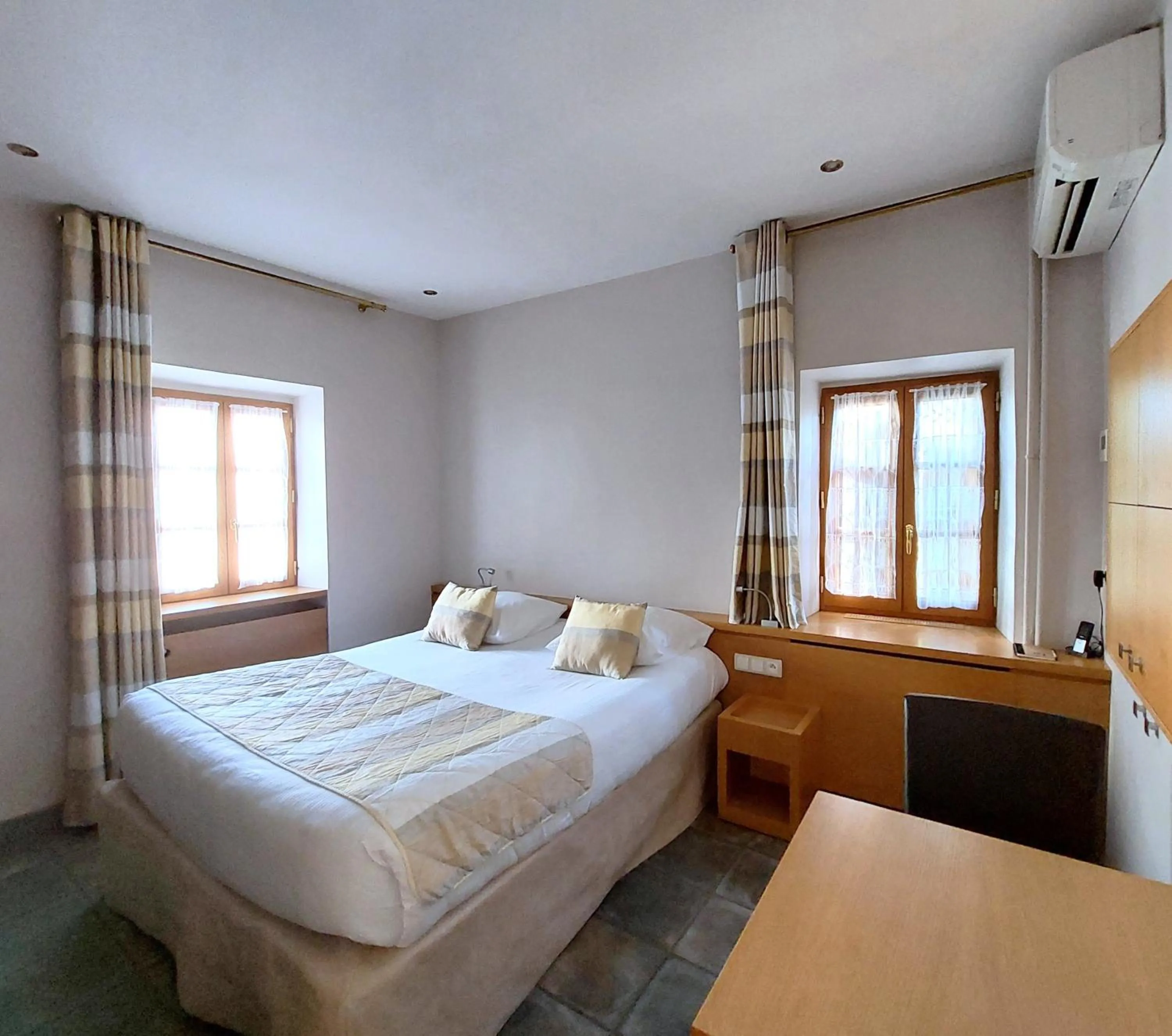 Bed in Logis Auberge Les Murets Hotel Restaurant Spa