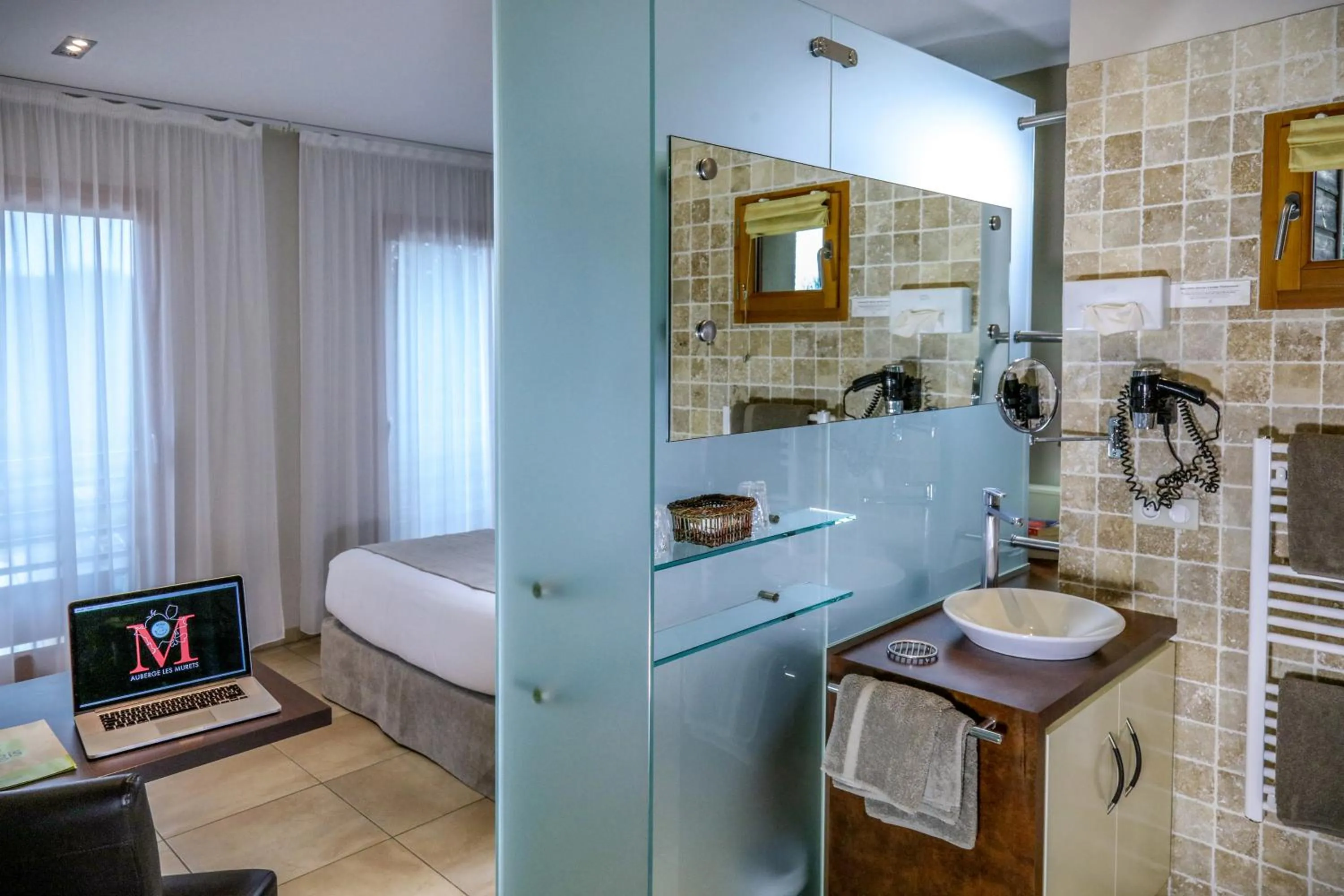 Shower, Bed in Logis Auberge Les Murets Hotel Restaurant Spa
