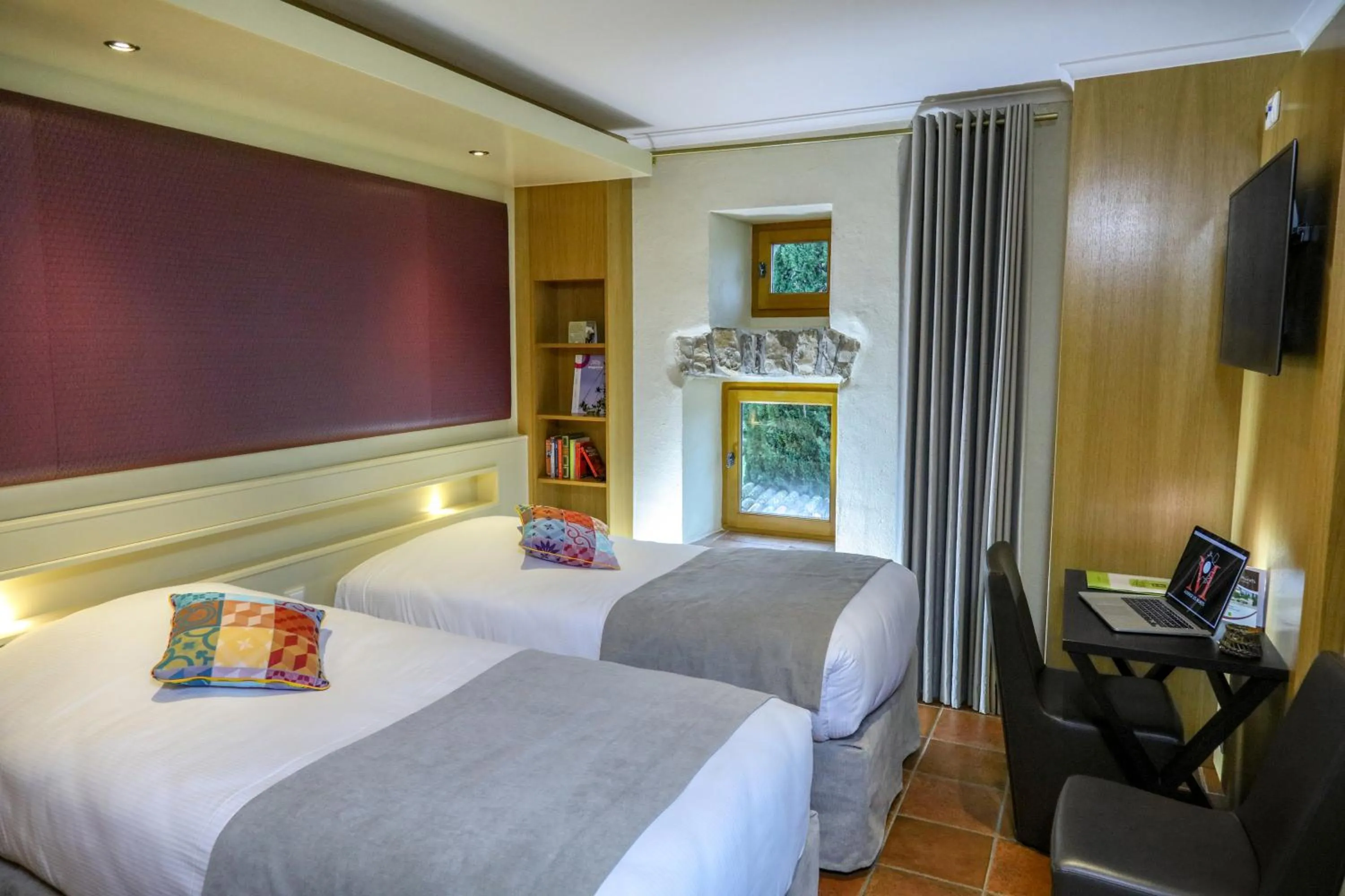 Shower, Bed in Logis Auberge Les Murets Hotel Restaurant Spa