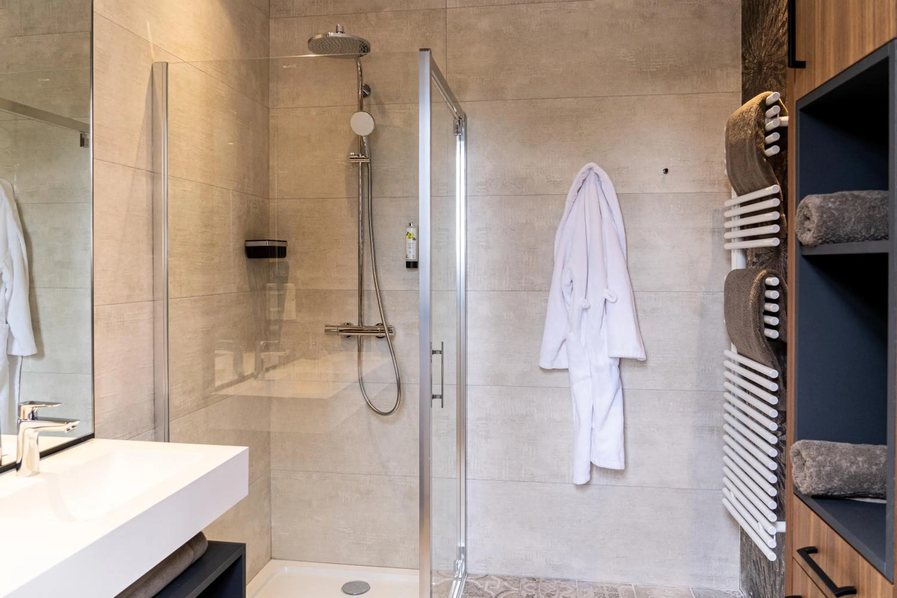 Shower in Logis Auberge Les Murets Hotel Restaurant Spa