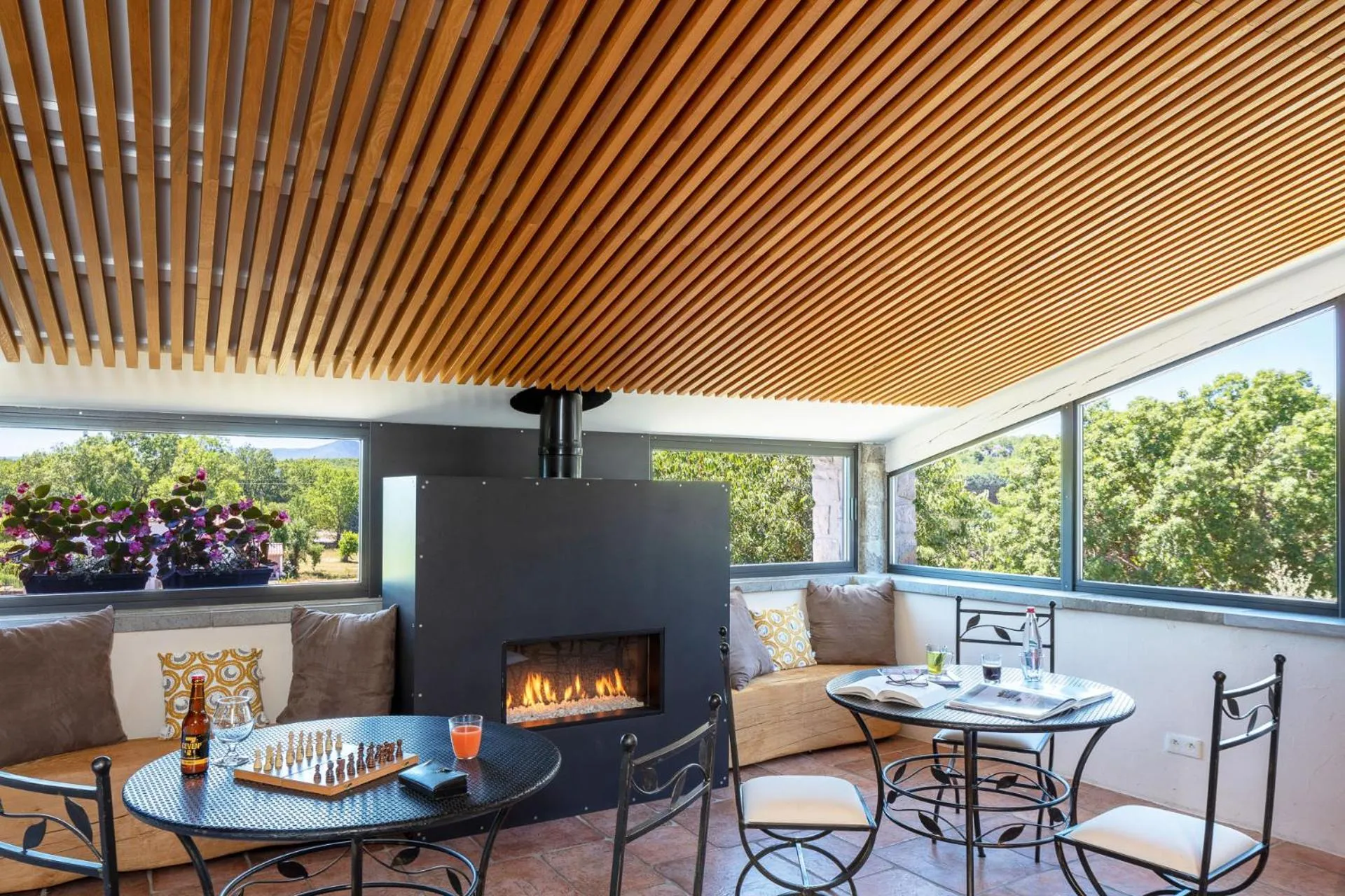 Communal lounge/ TV room in Logis Auberge Les Murets Hotel Restaurant Spa