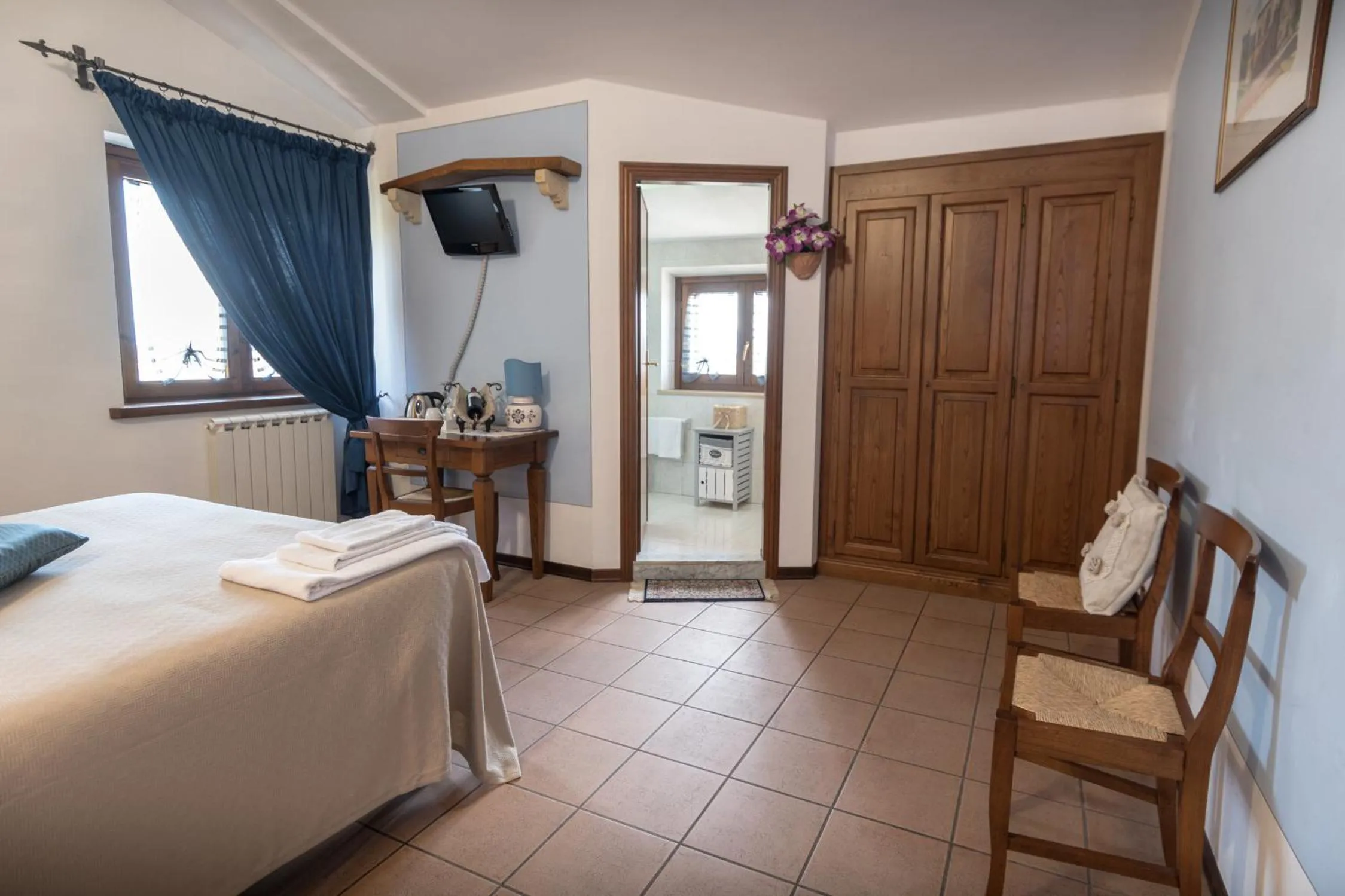 Photo of the whole room, Bed in La Piaggia