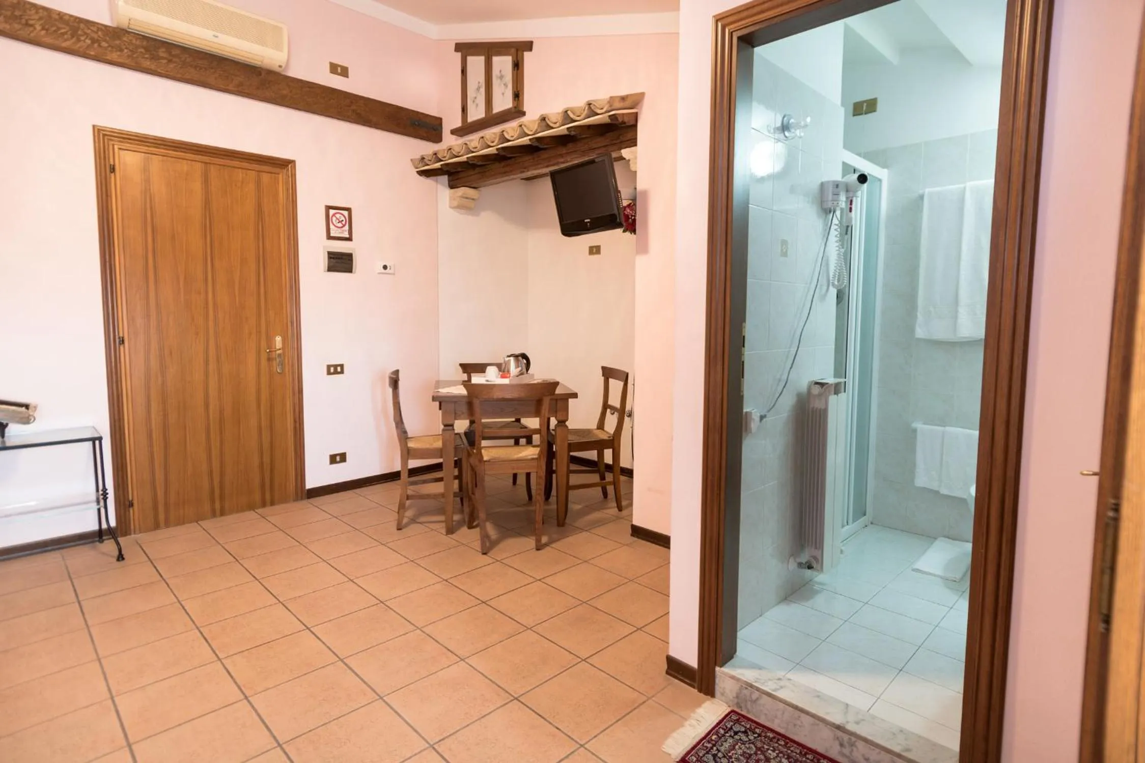 Photo of the whole room in La Piaggia