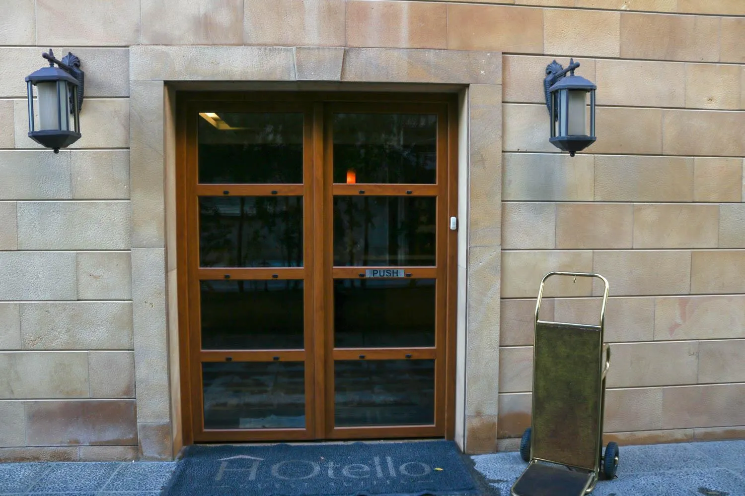 Facade/entrance in HOtello guest suites